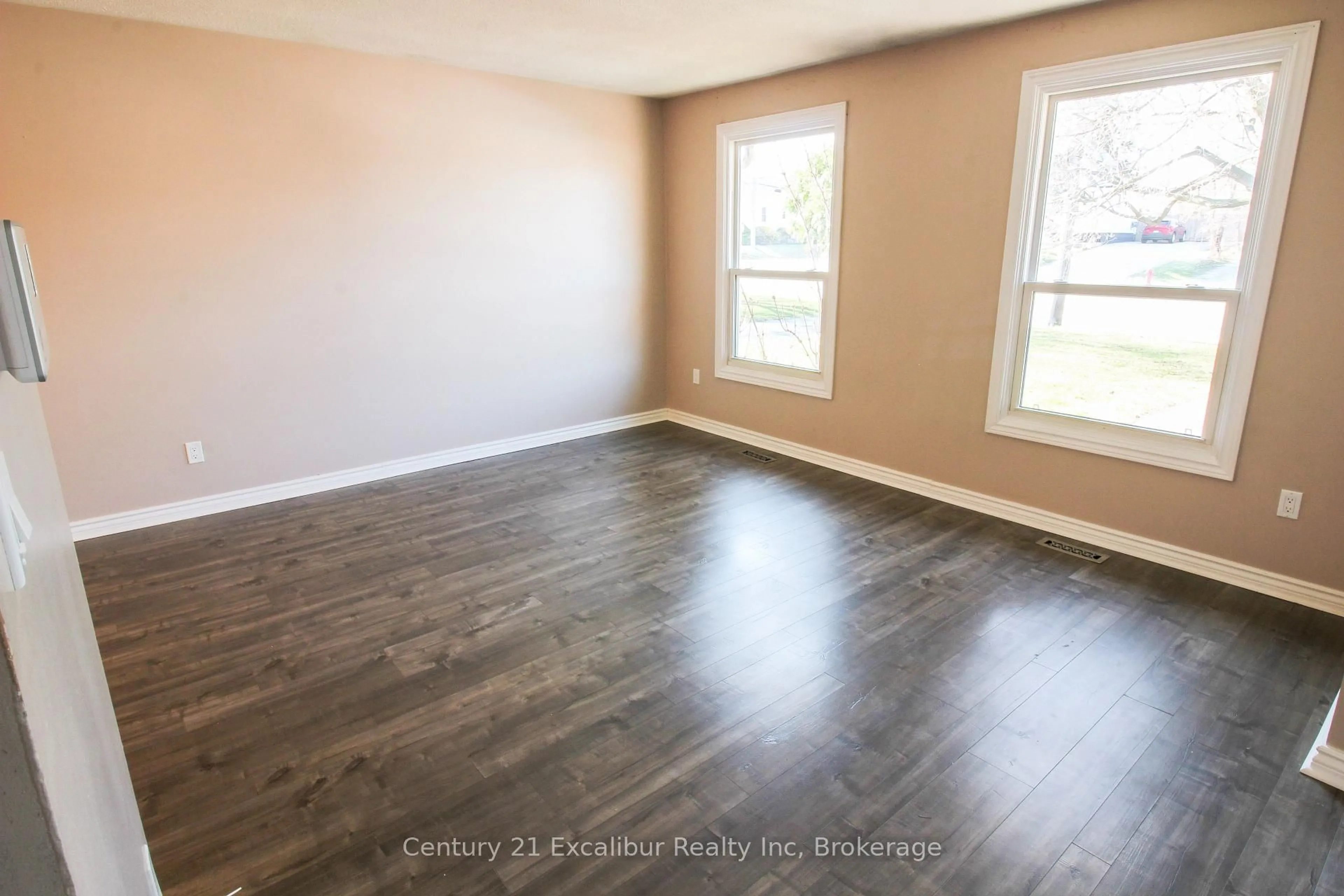 A pic of a room for 881 Lawrence Rd, Hamilton Ontario L8K 2A4