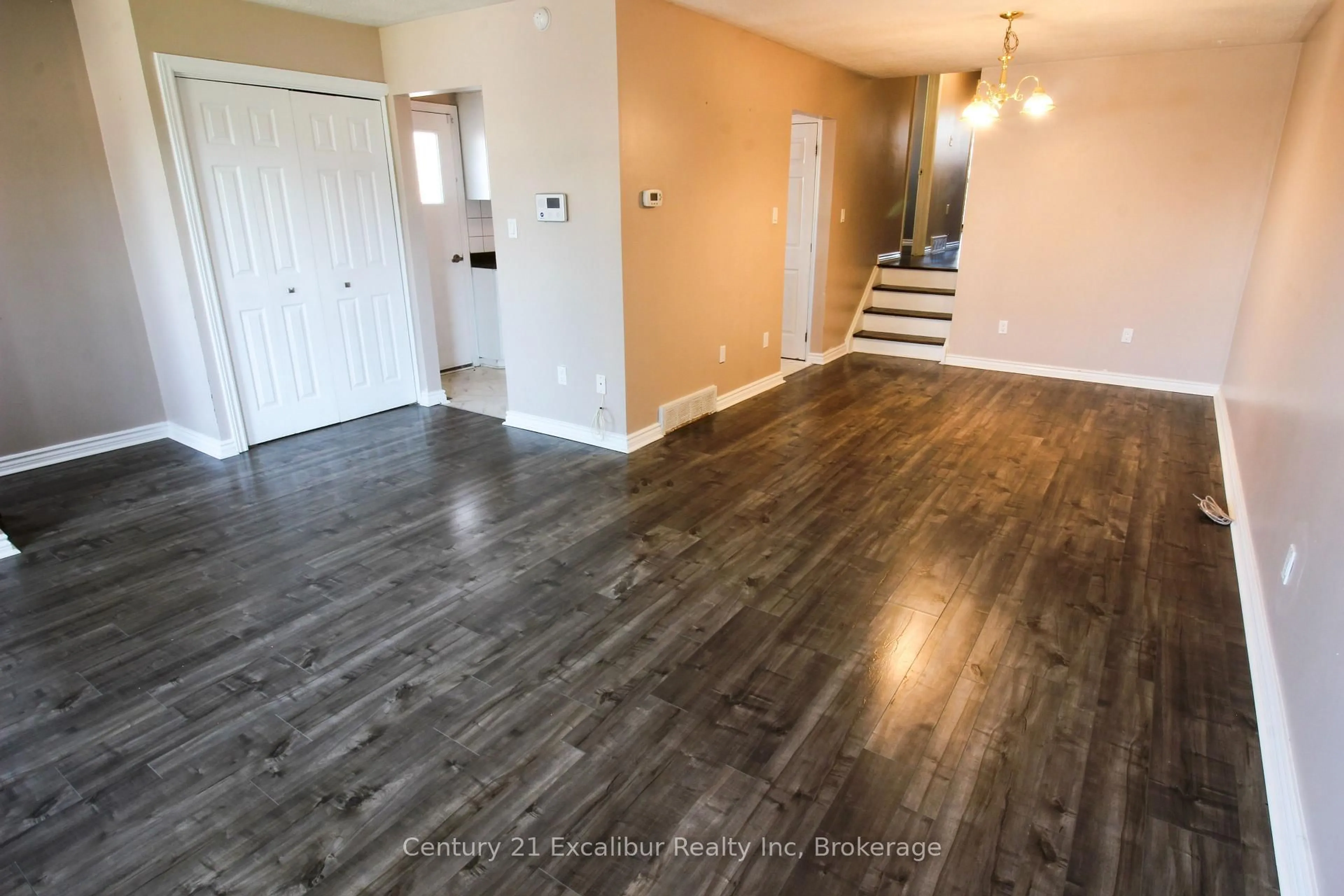 Indoor entryway for 881 Lawrence Rd, Hamilton Ontario L8K 2A4