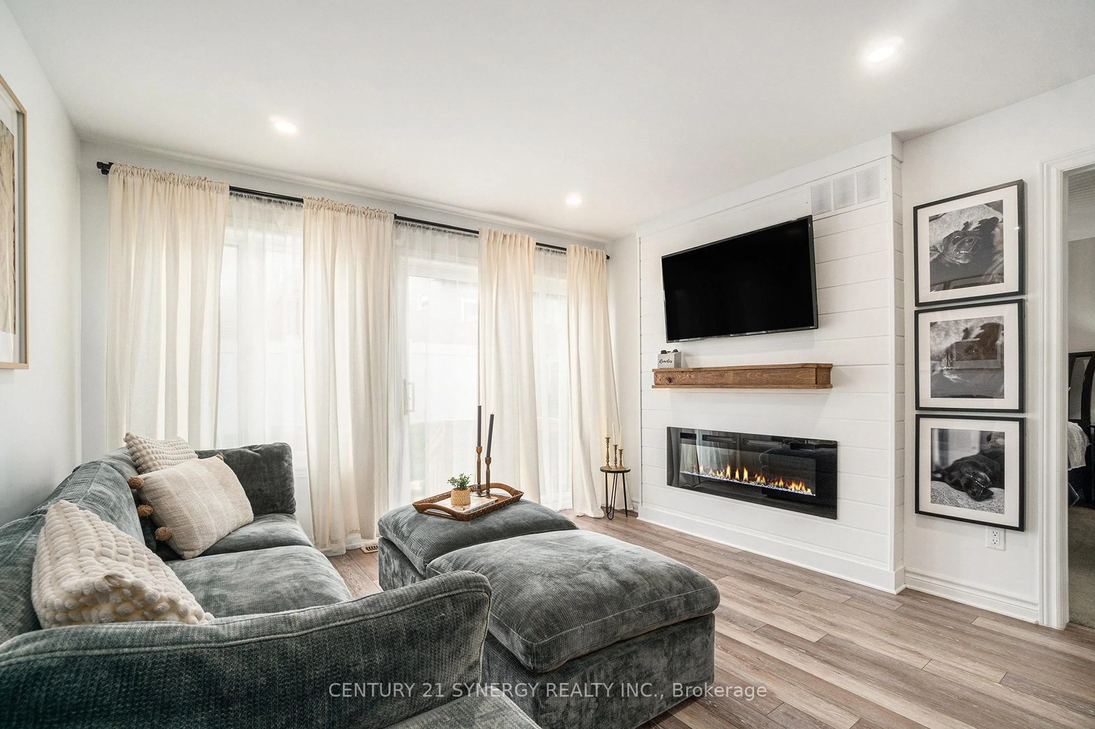 Living room with furniture, unknown for 110 Seabert Dr, Arnprior Ontario K7S 0K1