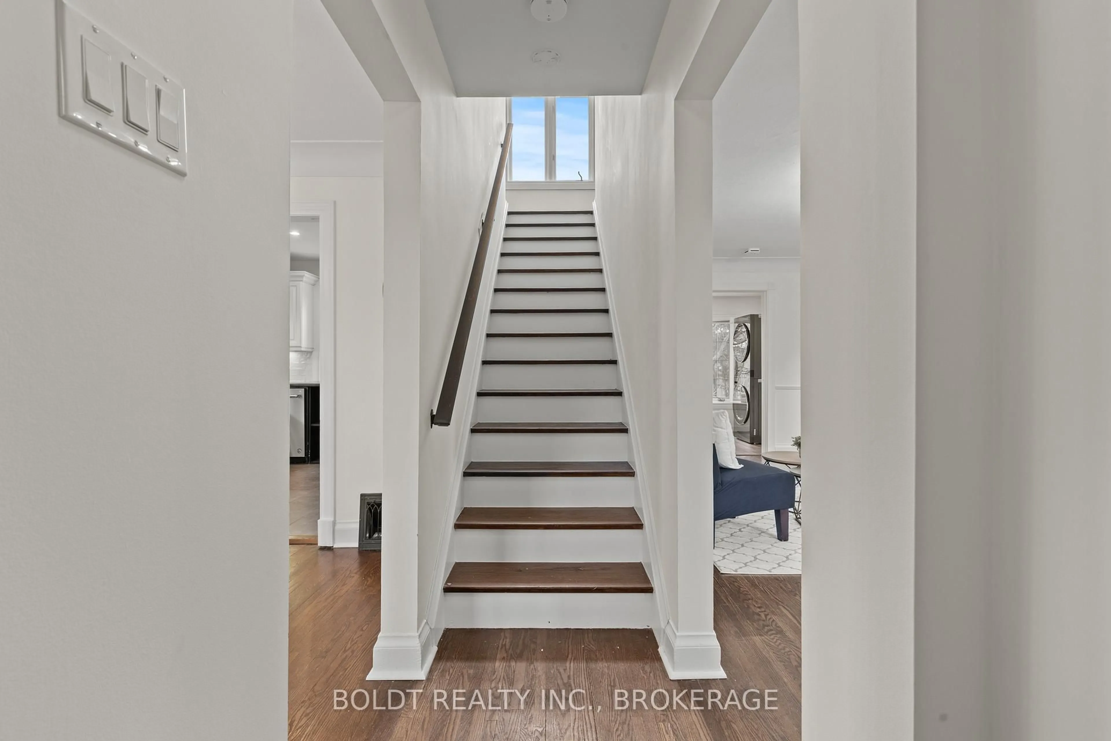 Stairs for 322 Queenston St, St. Catharines Ontario L2P 2X7