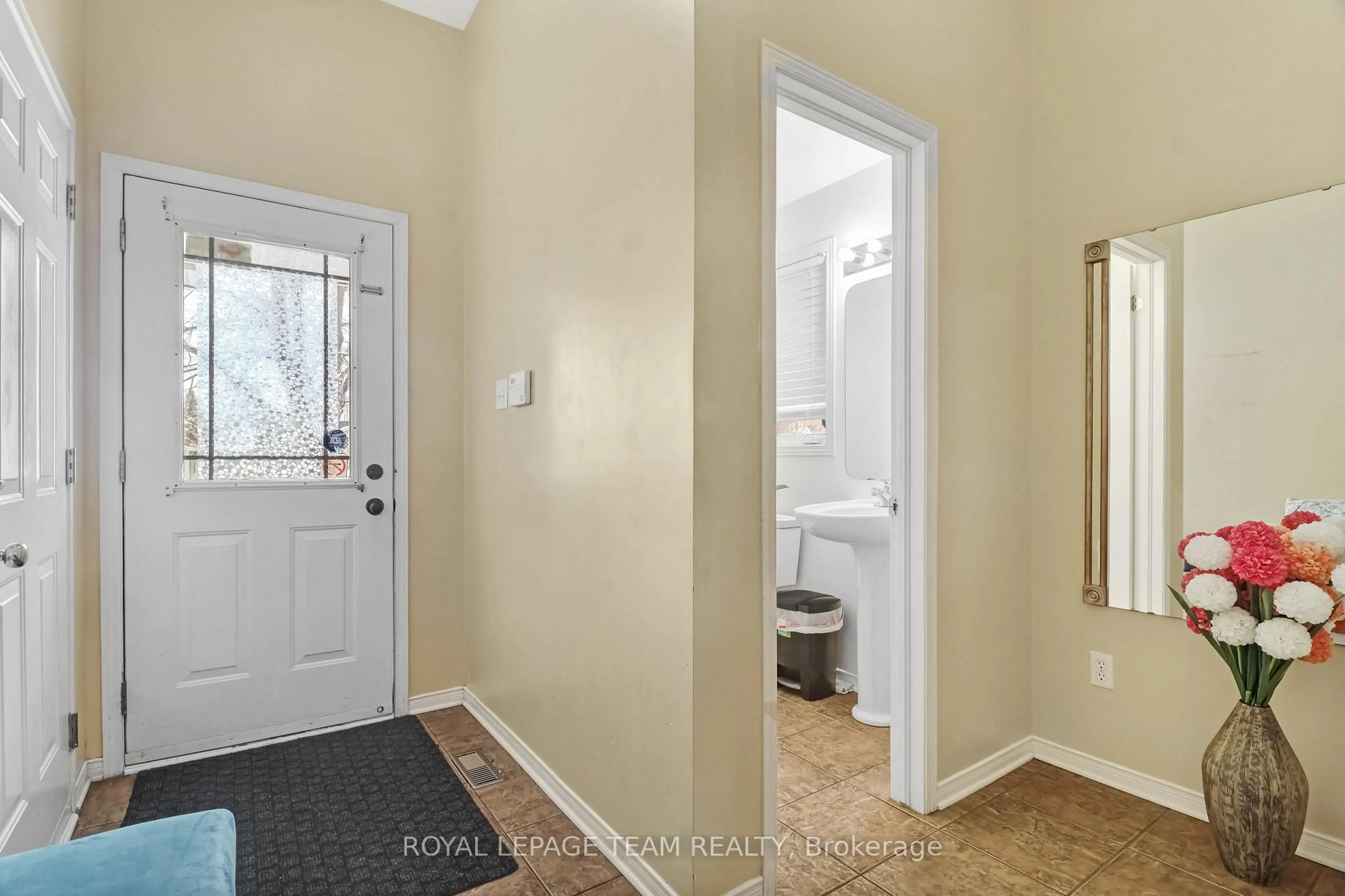 Indoor entryway for 2362 Bois Vert Pl, Ottawa Ontario K4A 4V1