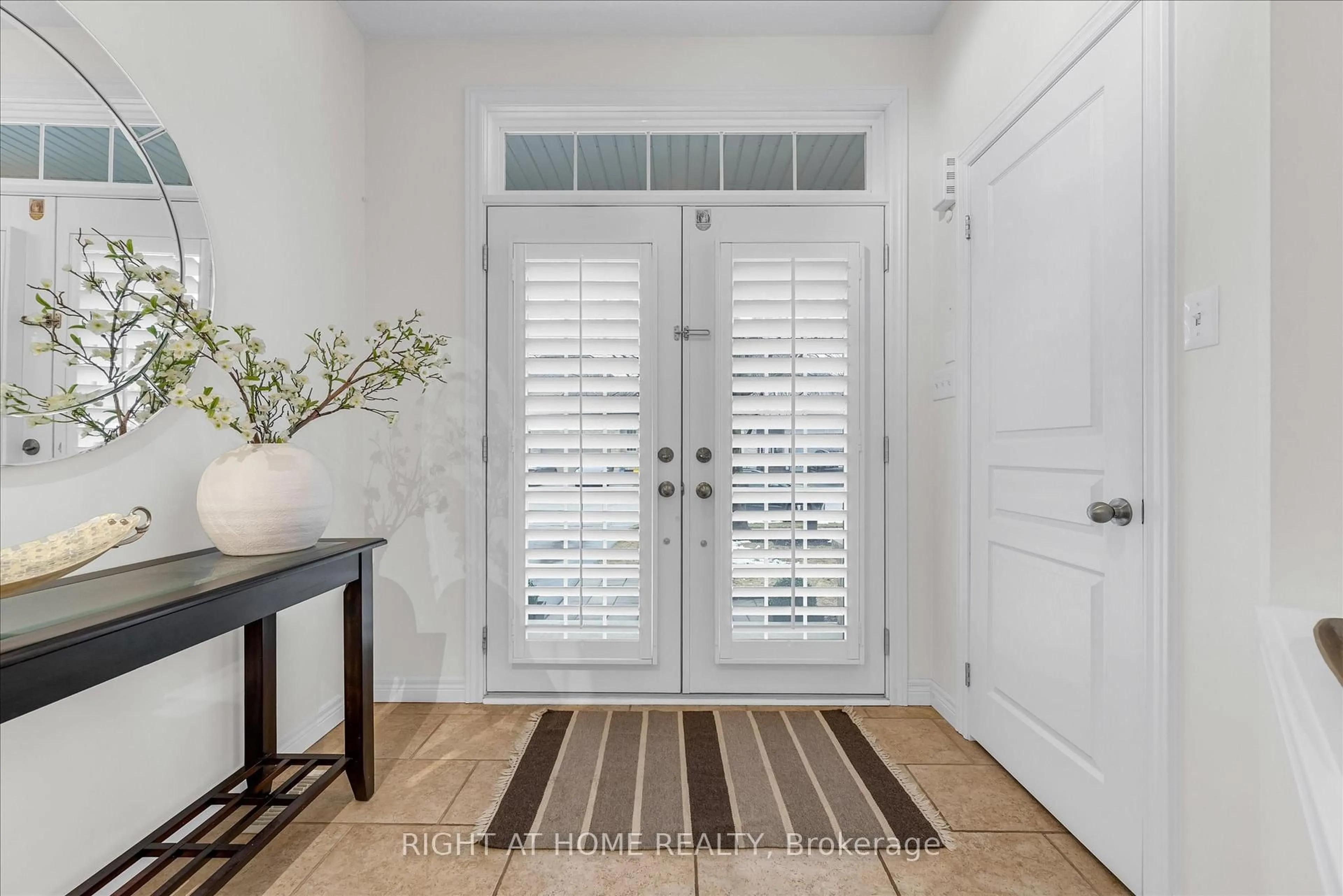 Indoor entryway for 87 Newcombe Rd, Hamilton Ontario L9H 0A6