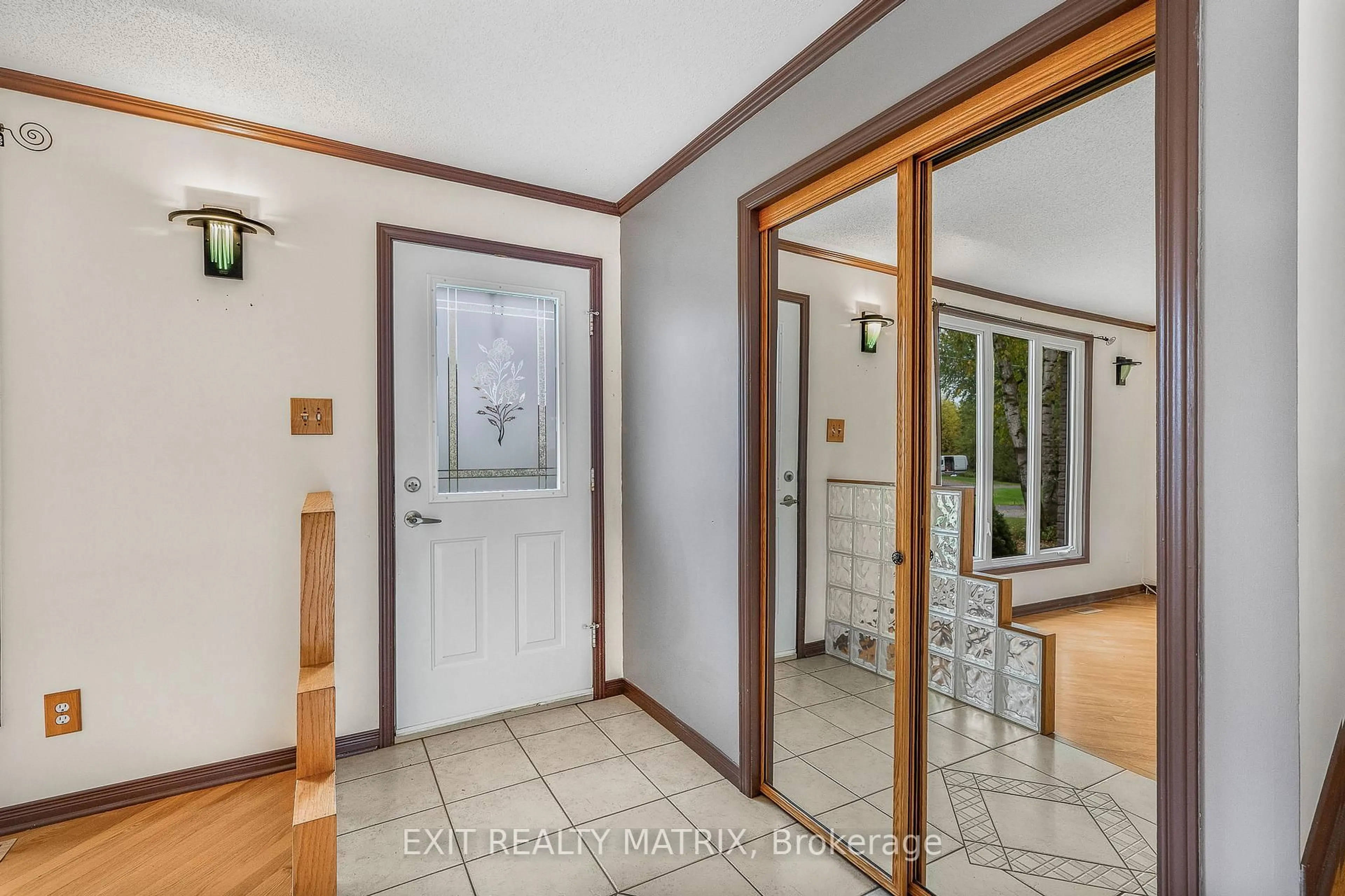Indoor entryway for 29 Louise Cres, Russell Ontario K0A 1W0