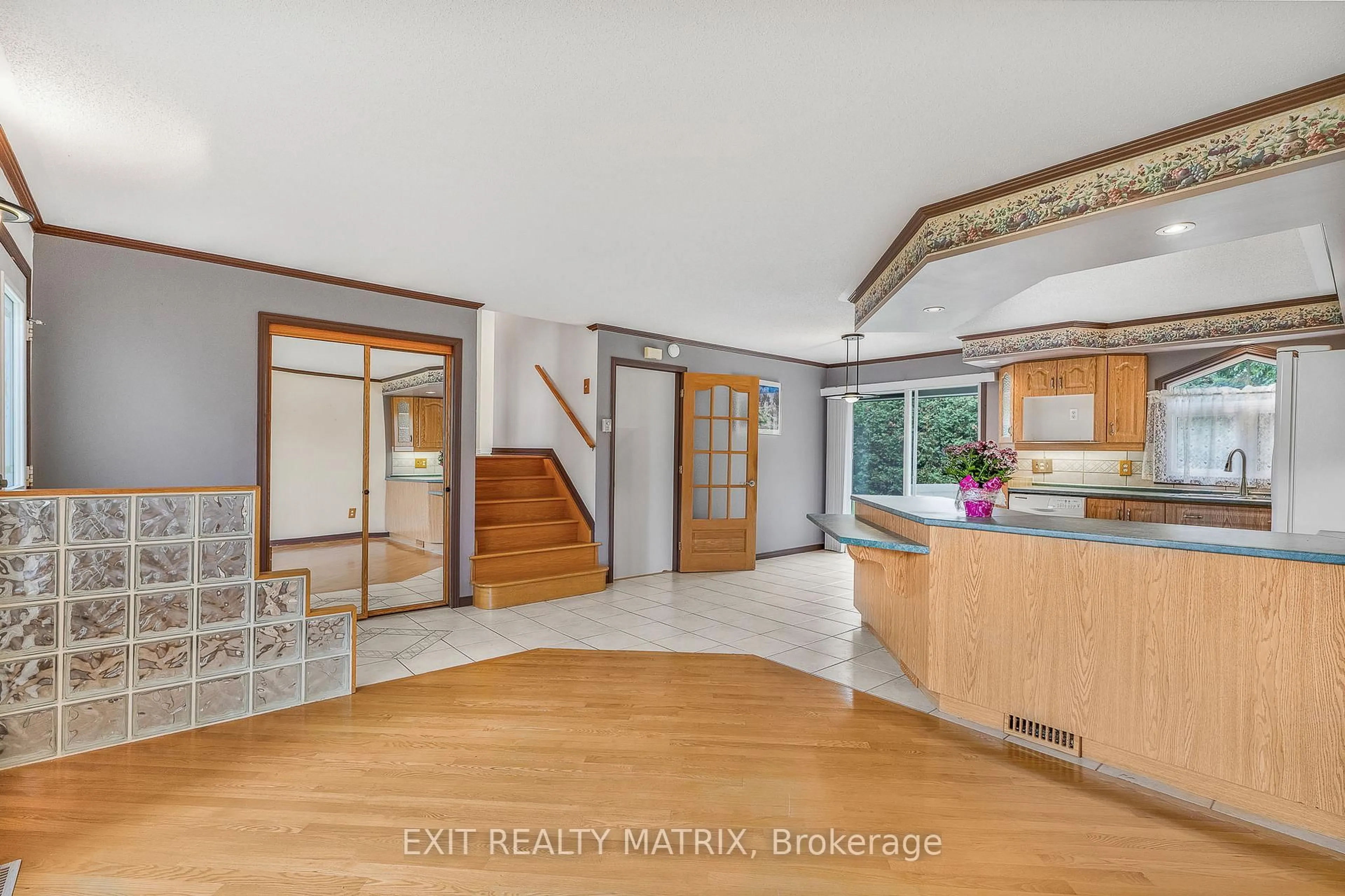 Indoor entryway for 29 Louise Cres, Russell Ontario K0A 1W0