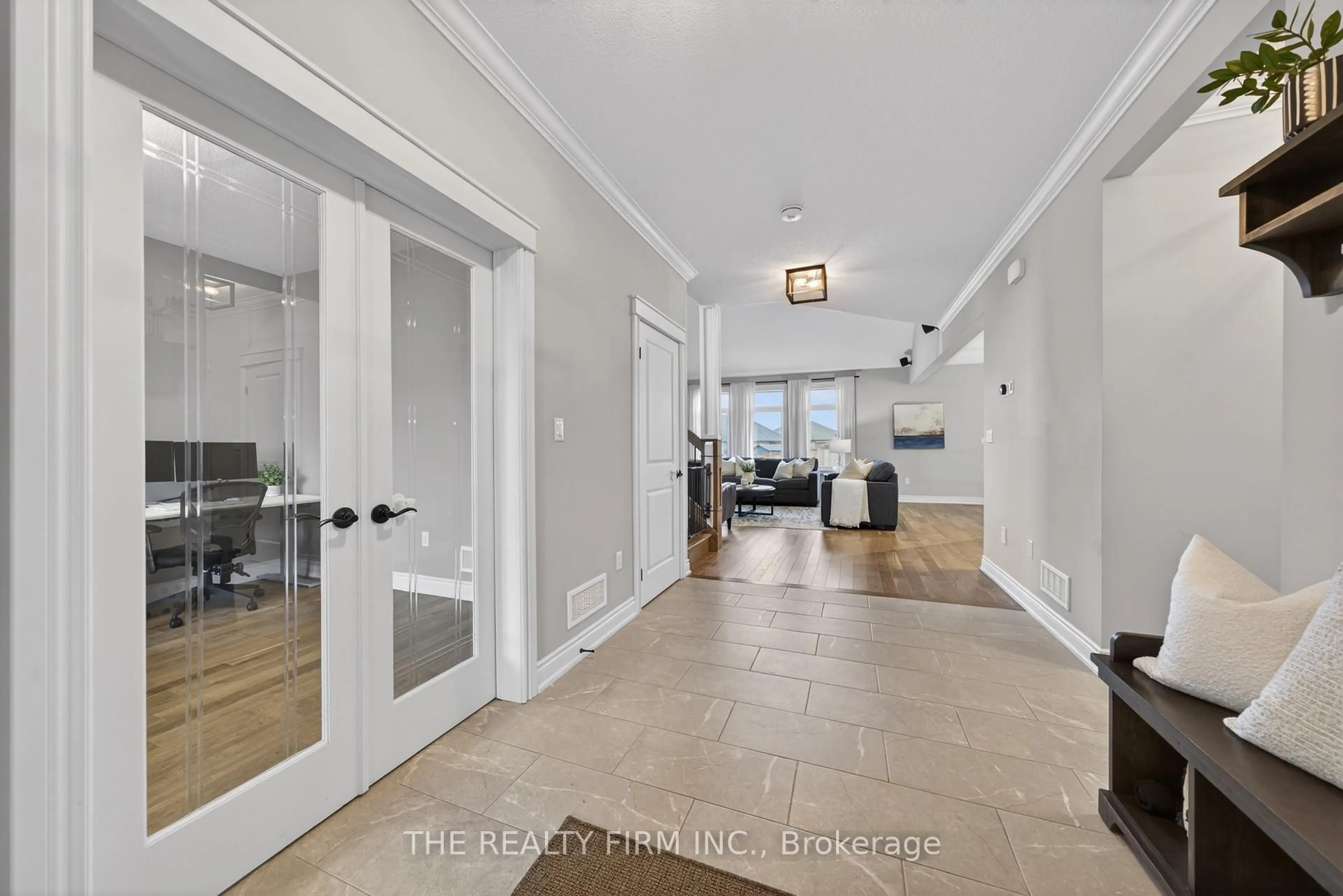 Indoor entryway for 15 Oscar Davis Crt, Strathroy-Caradoc Ontario N7G 0G3