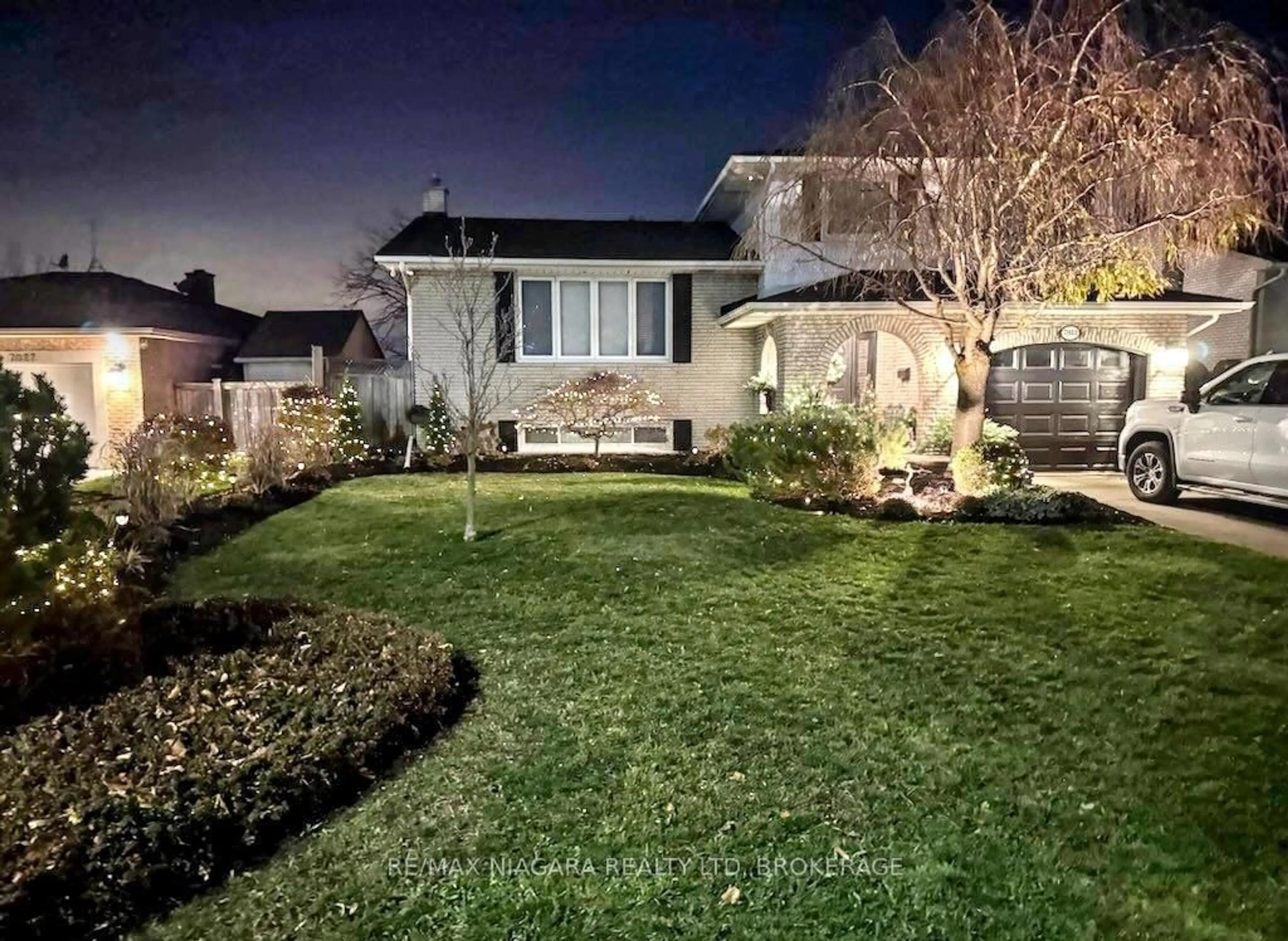 A pic from outside/outdoor area/front of a property/back of a property/a pic from drone, street for 7013 Glengowan Cres, Niagara Falls Ontario L2J 3R7