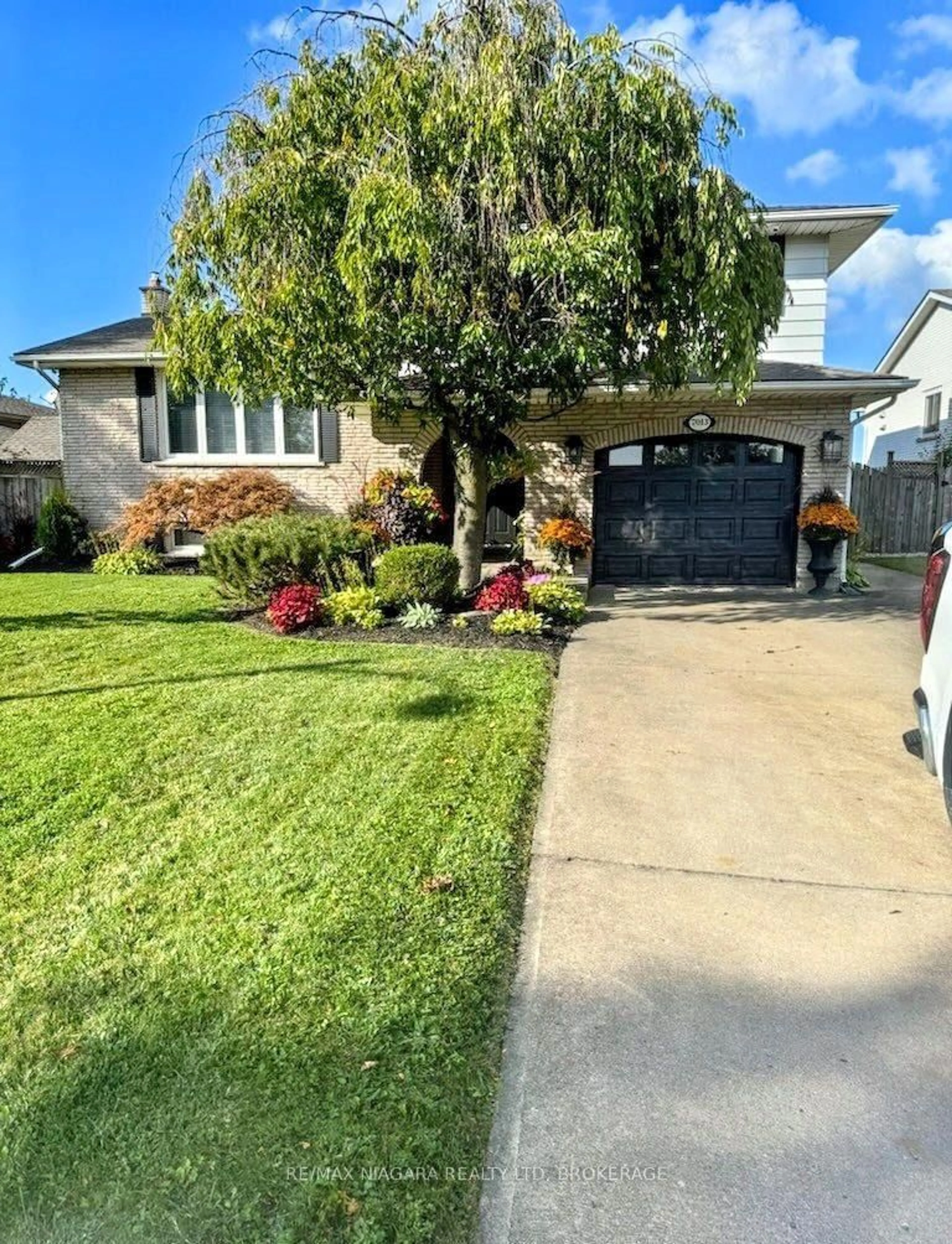 Home with vinyl exterior material, street for 7013 Glengowan Cres, Niagara Falls Ontario L2J 3R7