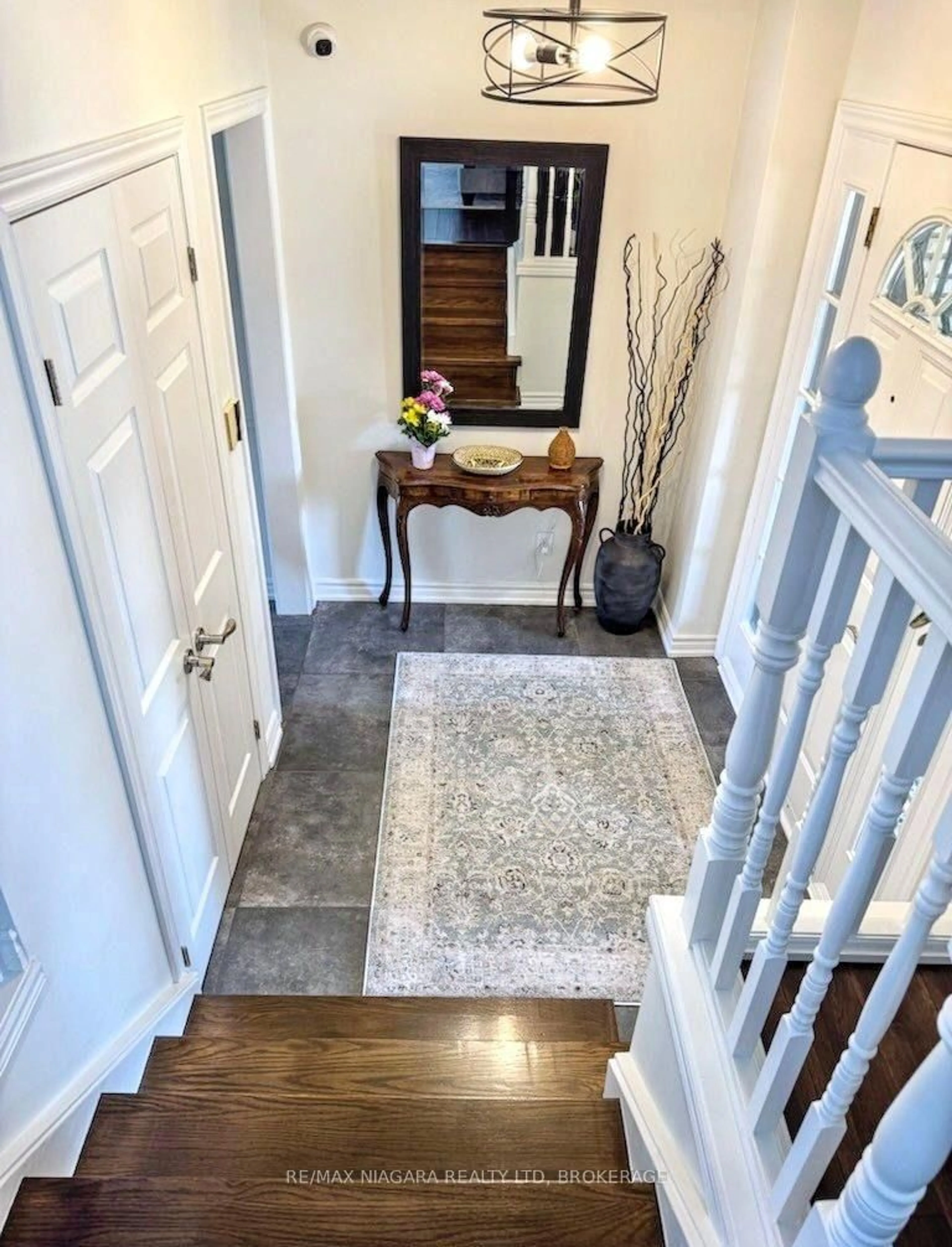 Indoor entryway for 7013 Glengowan Cres, Niagara Falls Ontario L2J 3R7