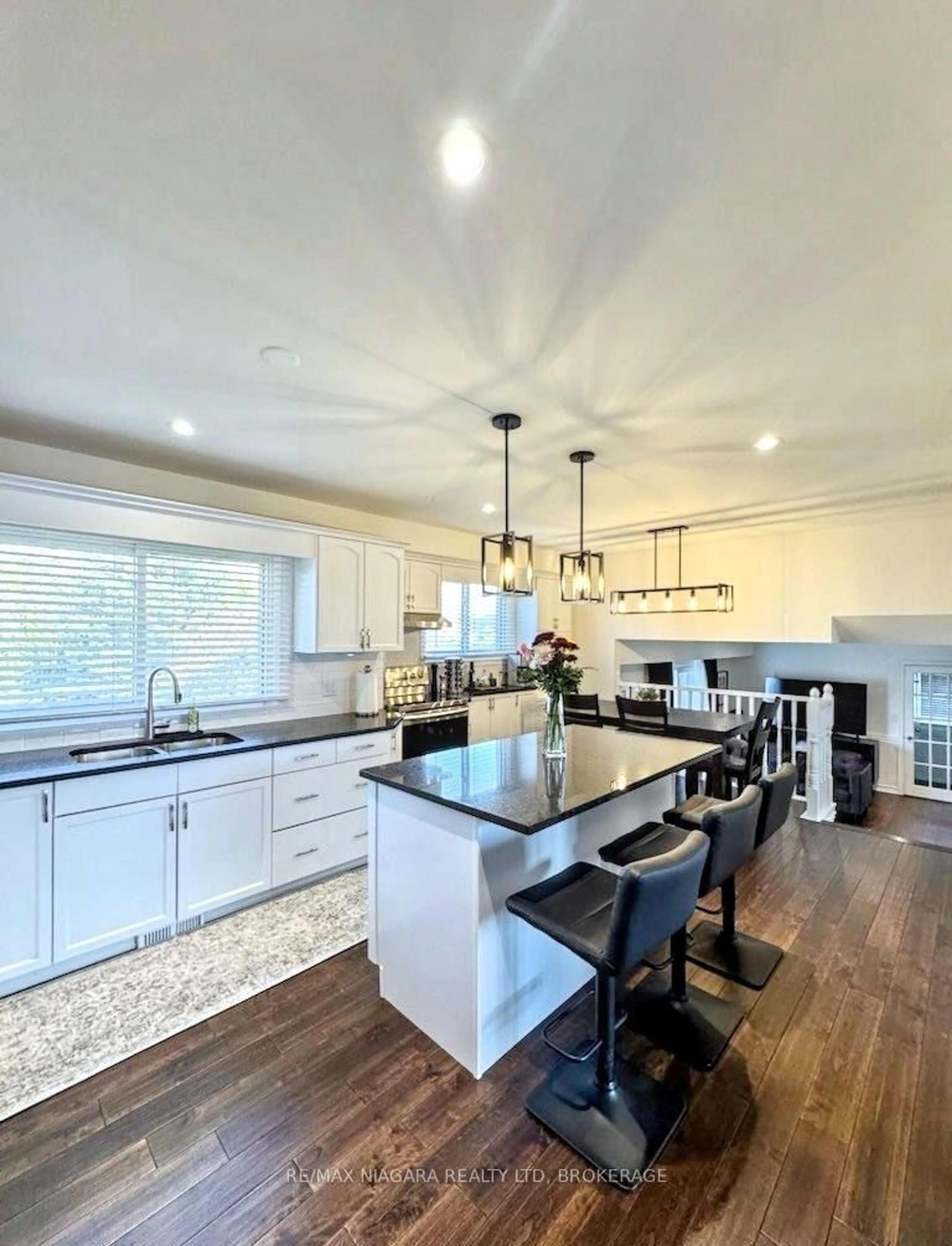 Open concept kitchen, unknown for 7013 Glengowan Cres, Niagara Falls Ontario L2J 3R7