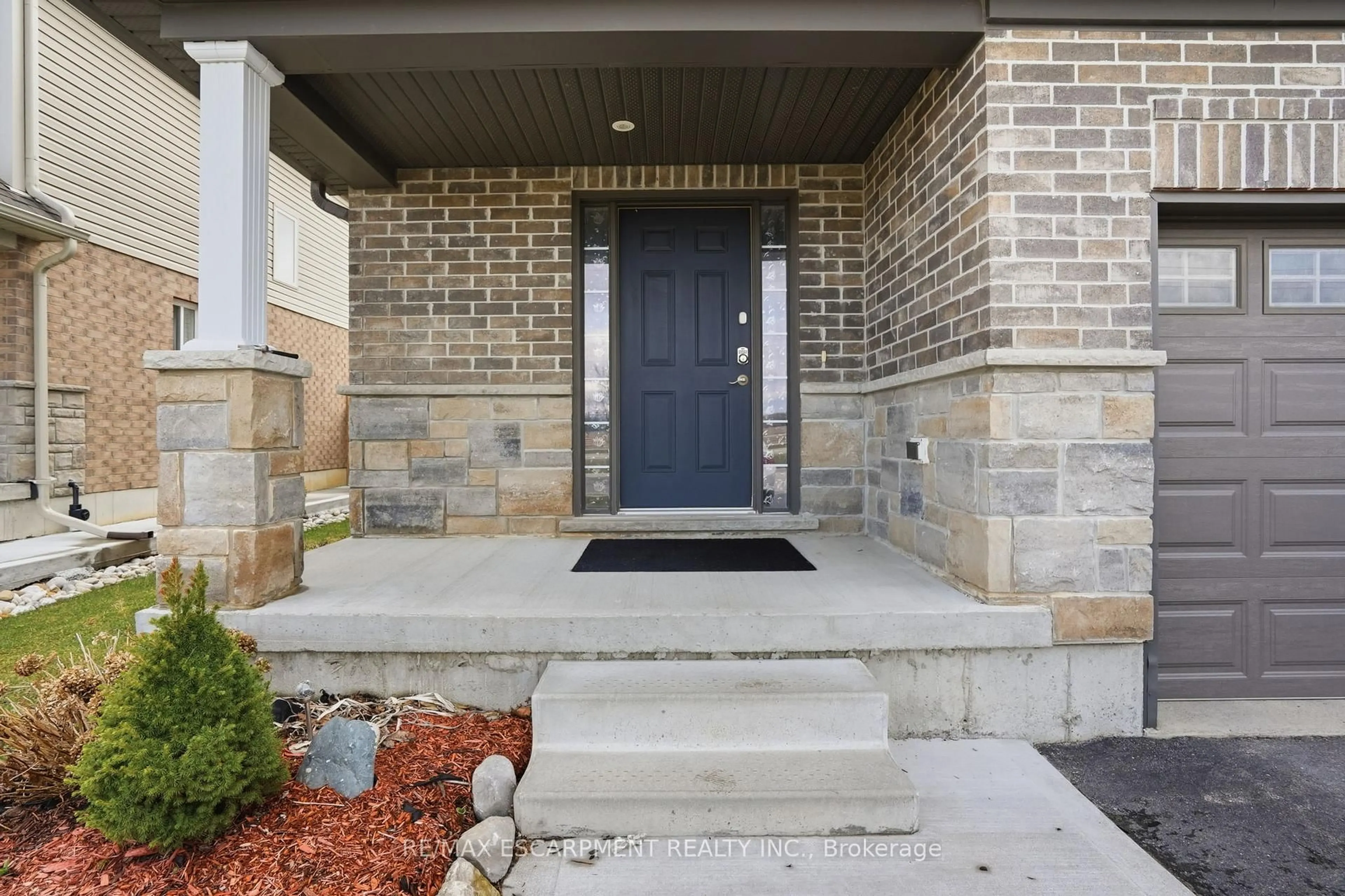 Indoor entryway for 39 Butler Cove Rd, Stratford Ontario N5A 0C8