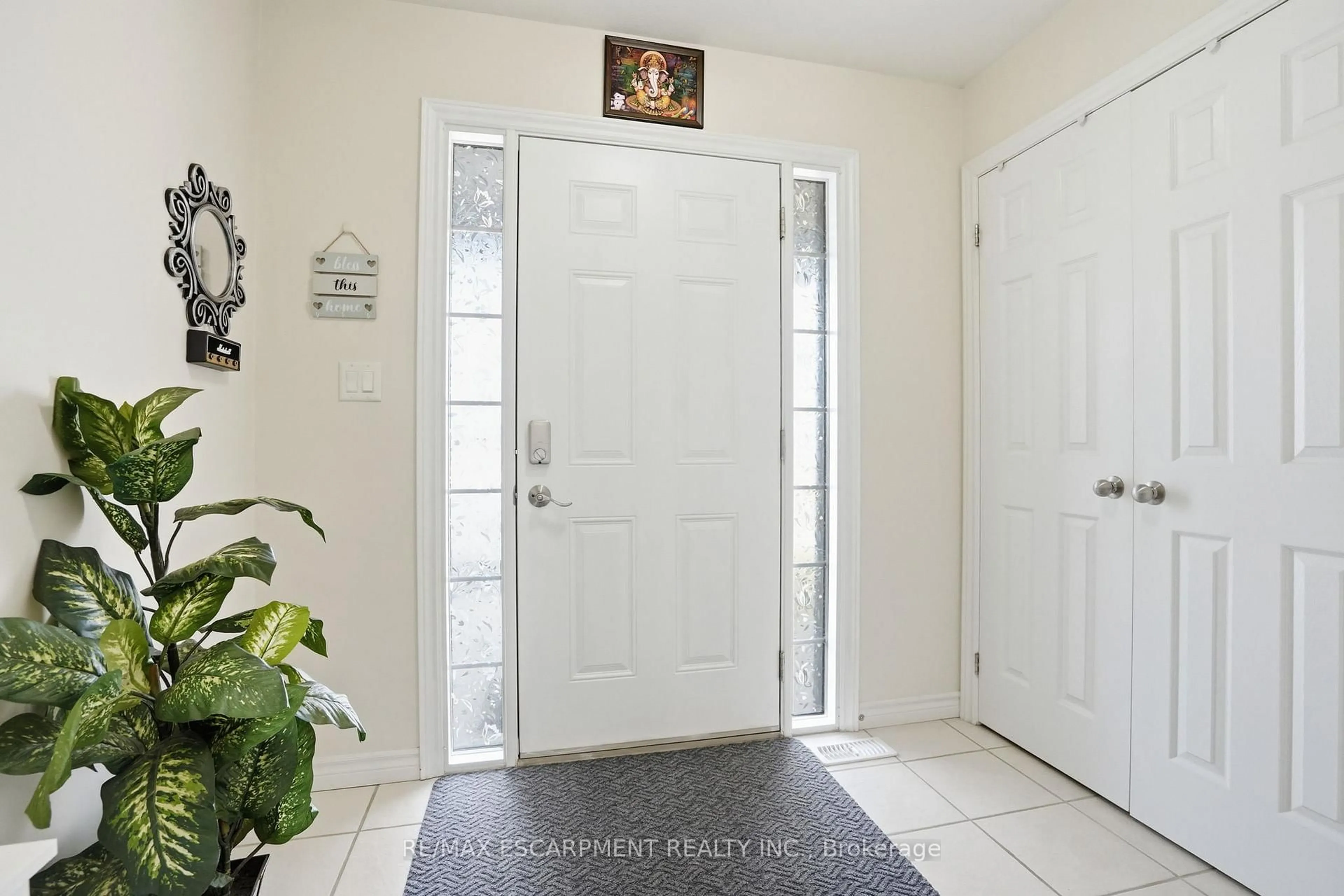 Indoor entryway for 39 Butler Cove Rd, Stratford Ontario N5A 0C8
