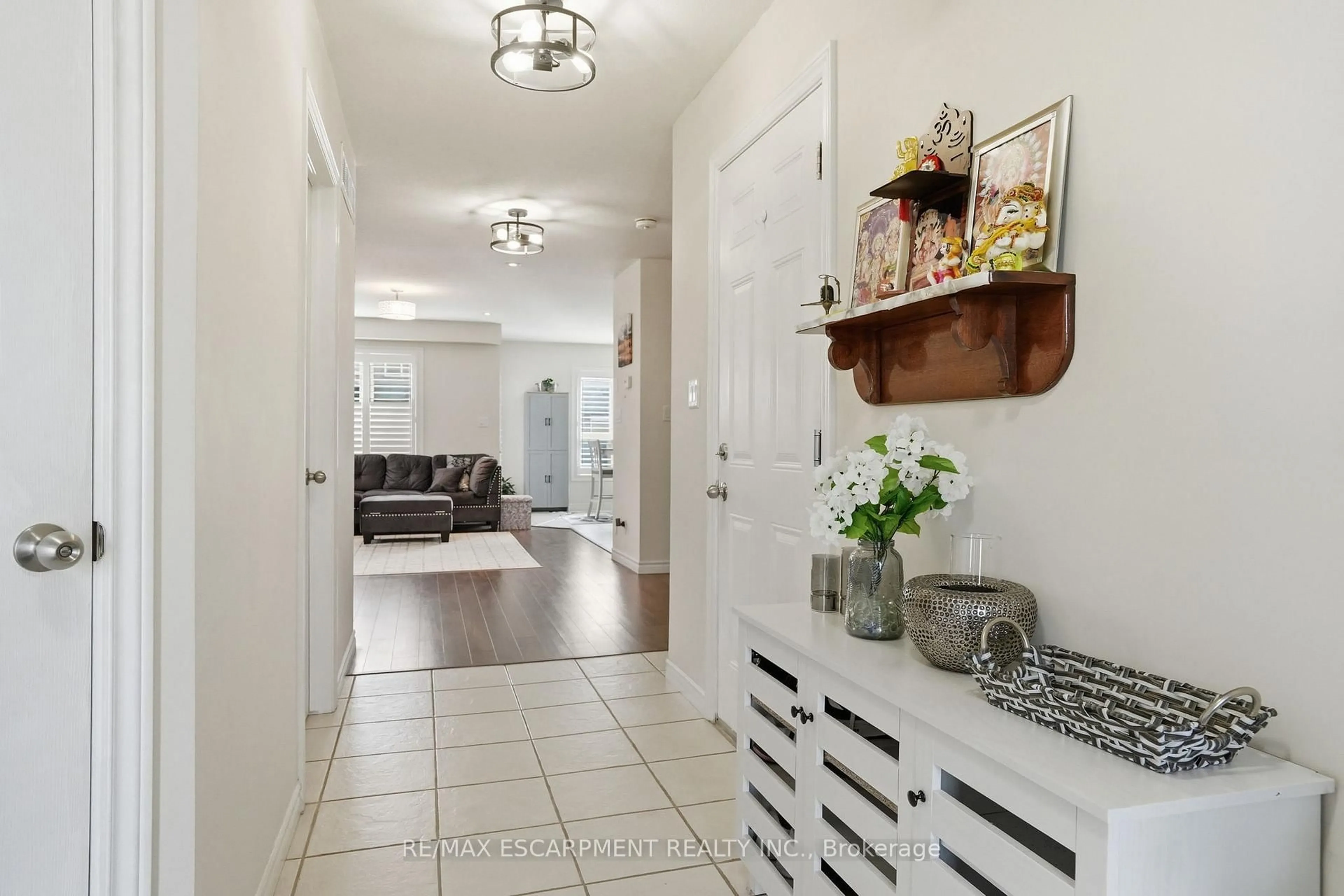 Indoor entryway for 39 Butler Cove Rd, Stratford Ontario N5A 0C8