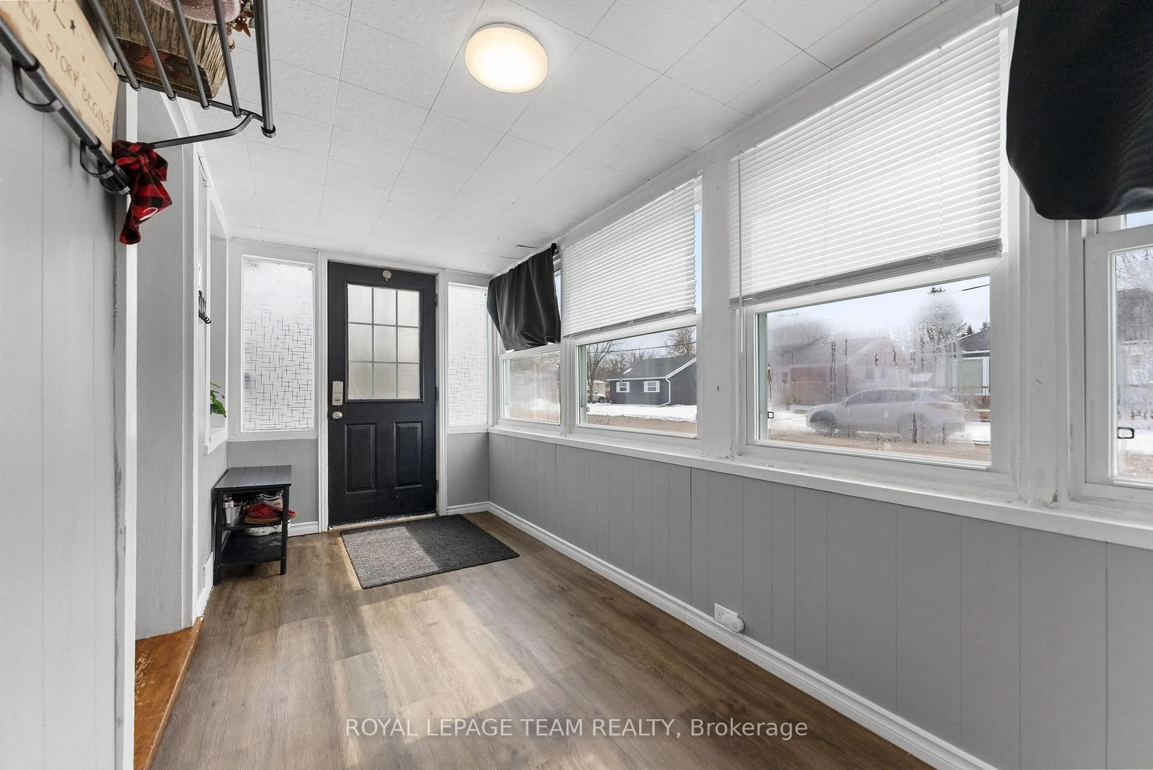 Indoor entryway for 253 Mclean St, Renfrew Ontario K7V 1A9