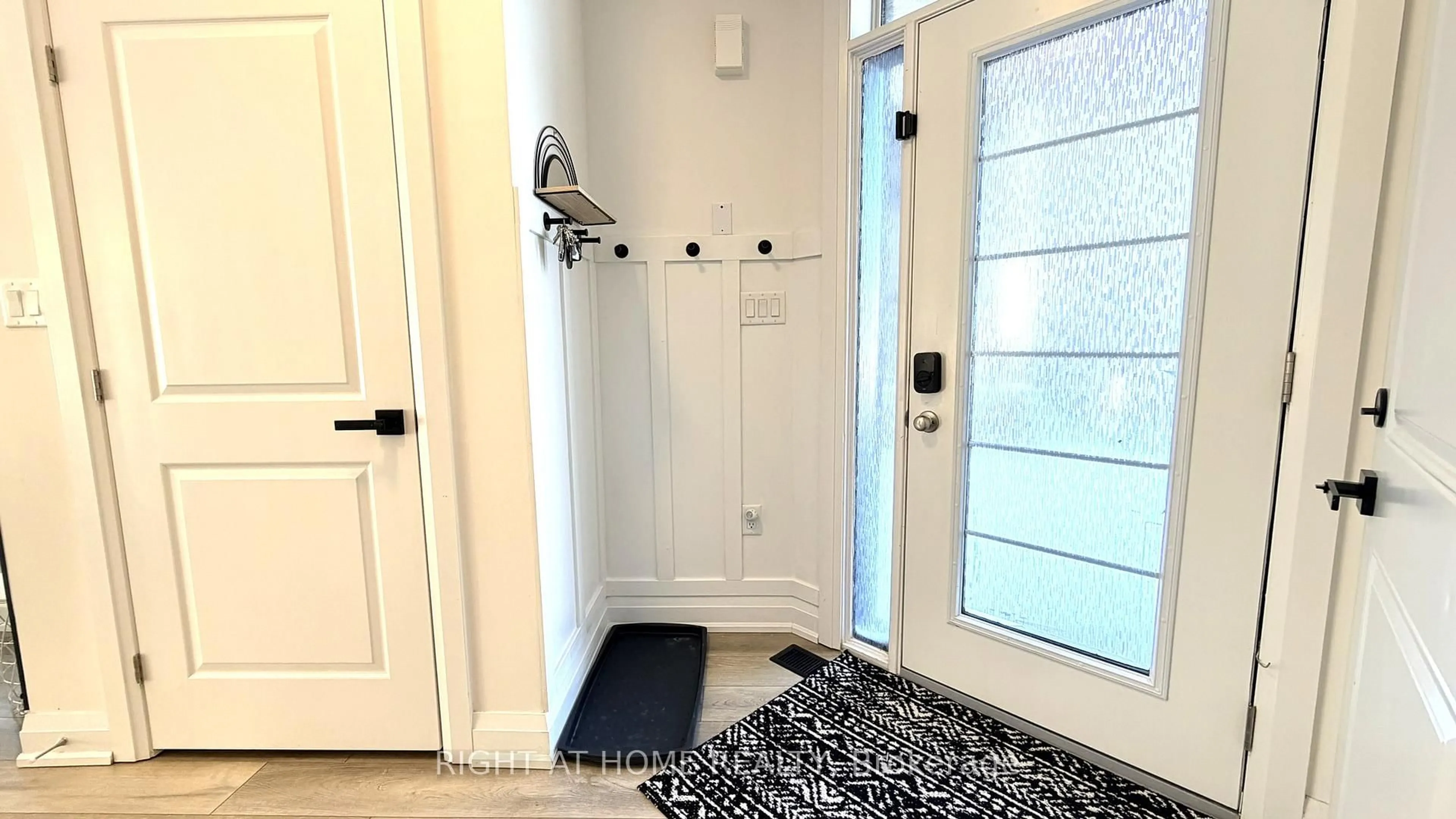 Indoor entryway for 205 Longboat Ru, Brantford Ontario N3T 0T2