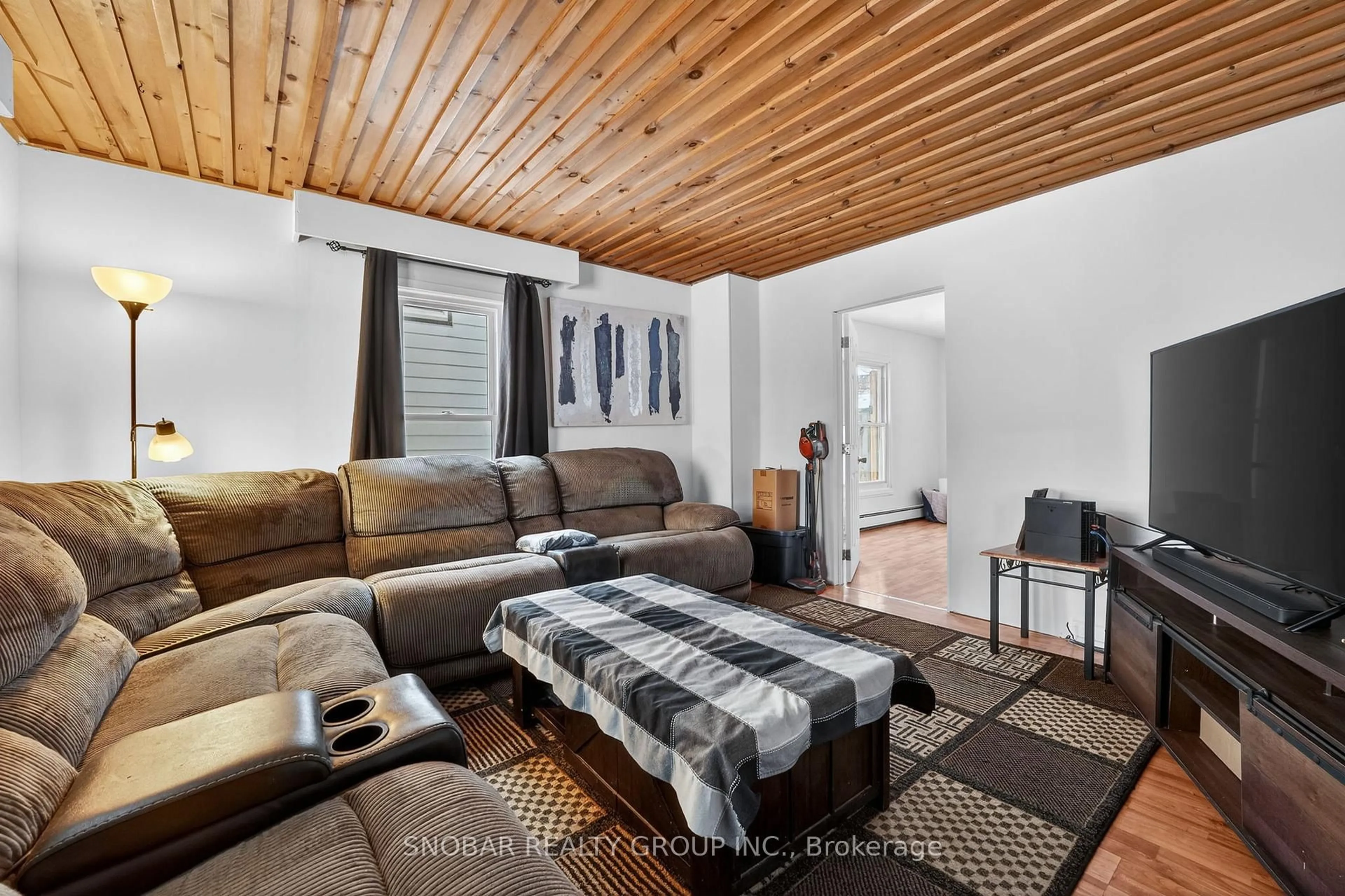 Living room with furniture, wood/laminate floor for 314 BELL St, Port Colborne Ontario L3K 1J6