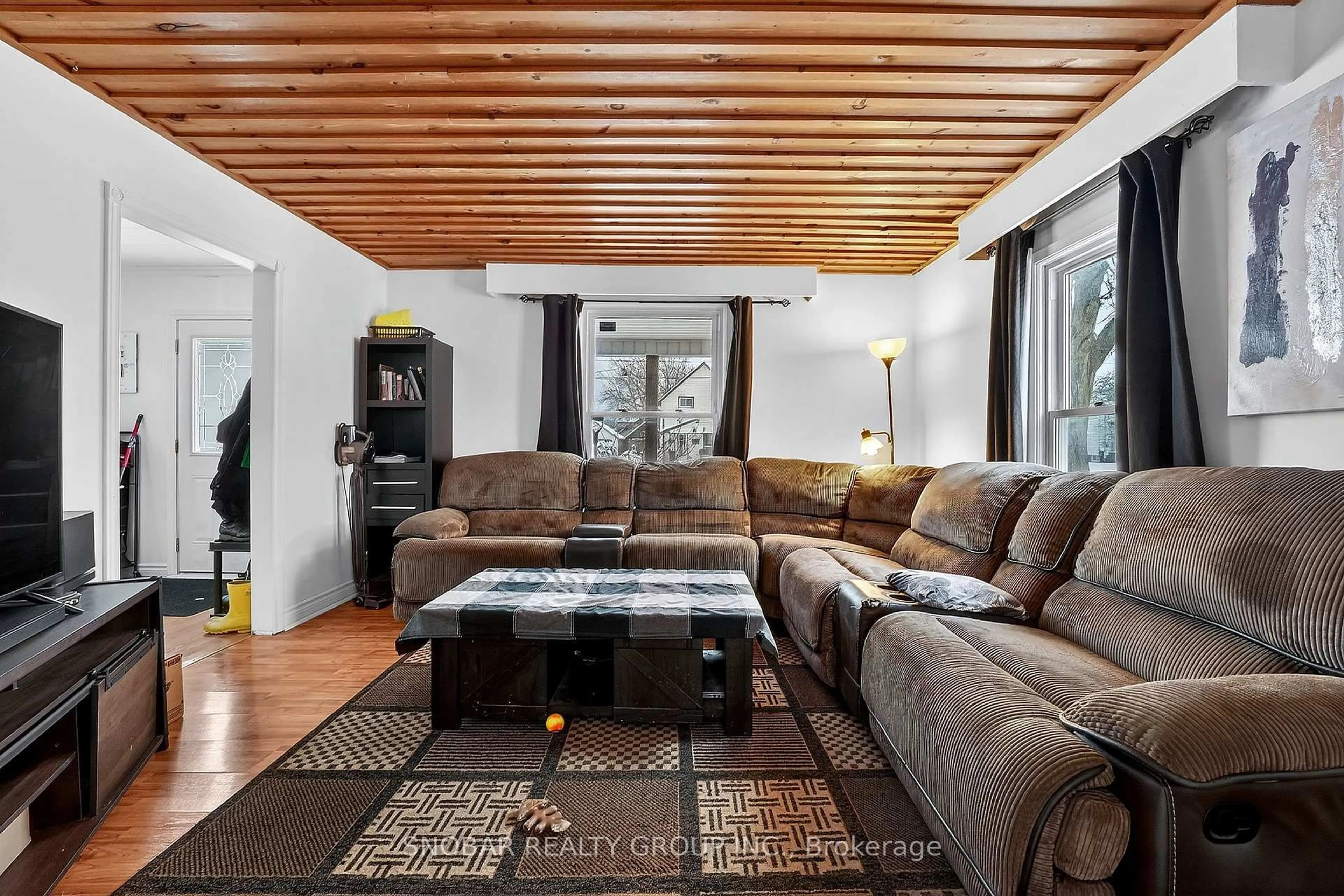 Living room with furniture, wood/laminate floor for 314 BELL St, Port Colborne Ontario L3K 1J6