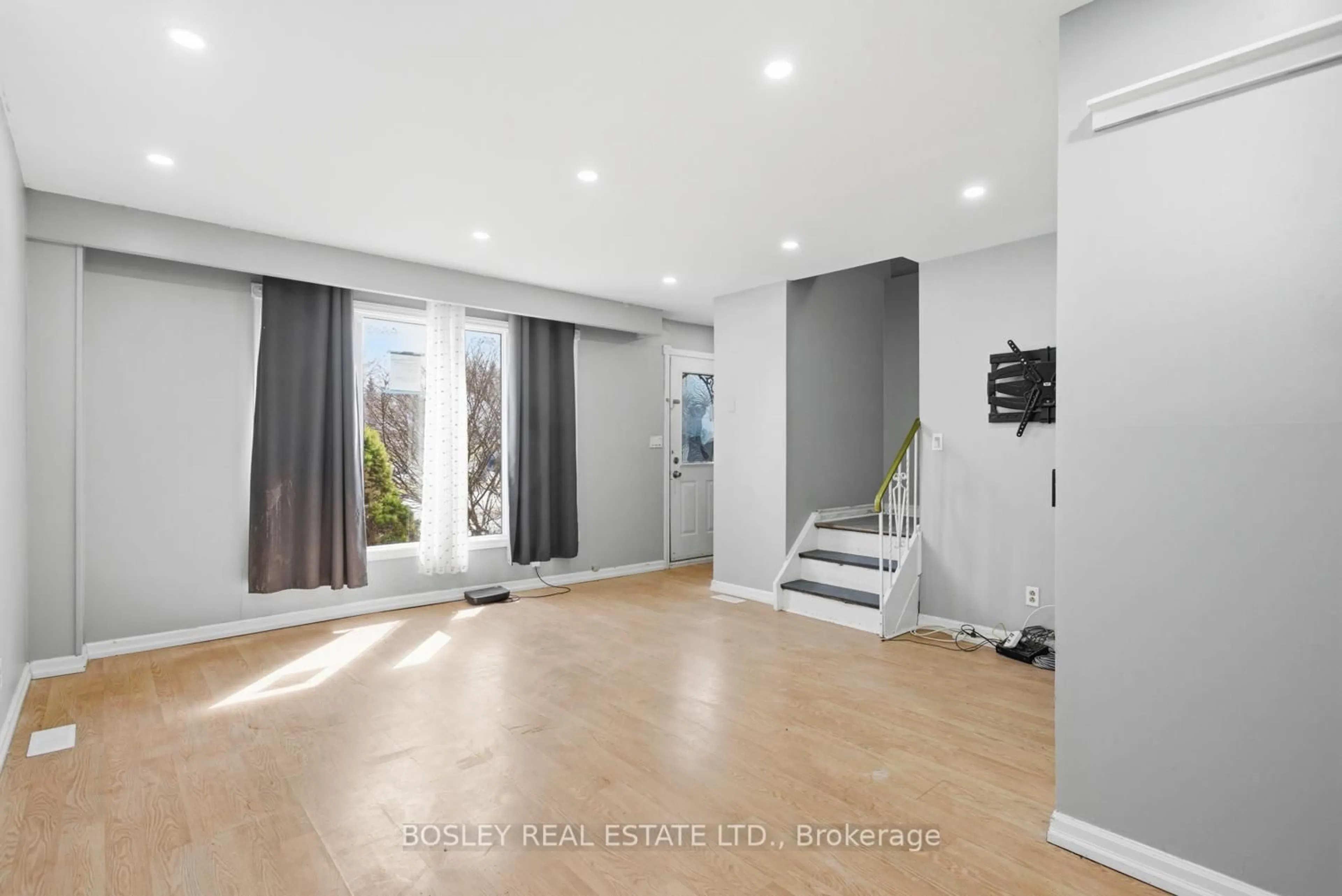 Indoor entryway for 32A Crossley Dr, Port Hope Ontario L1A 3T4