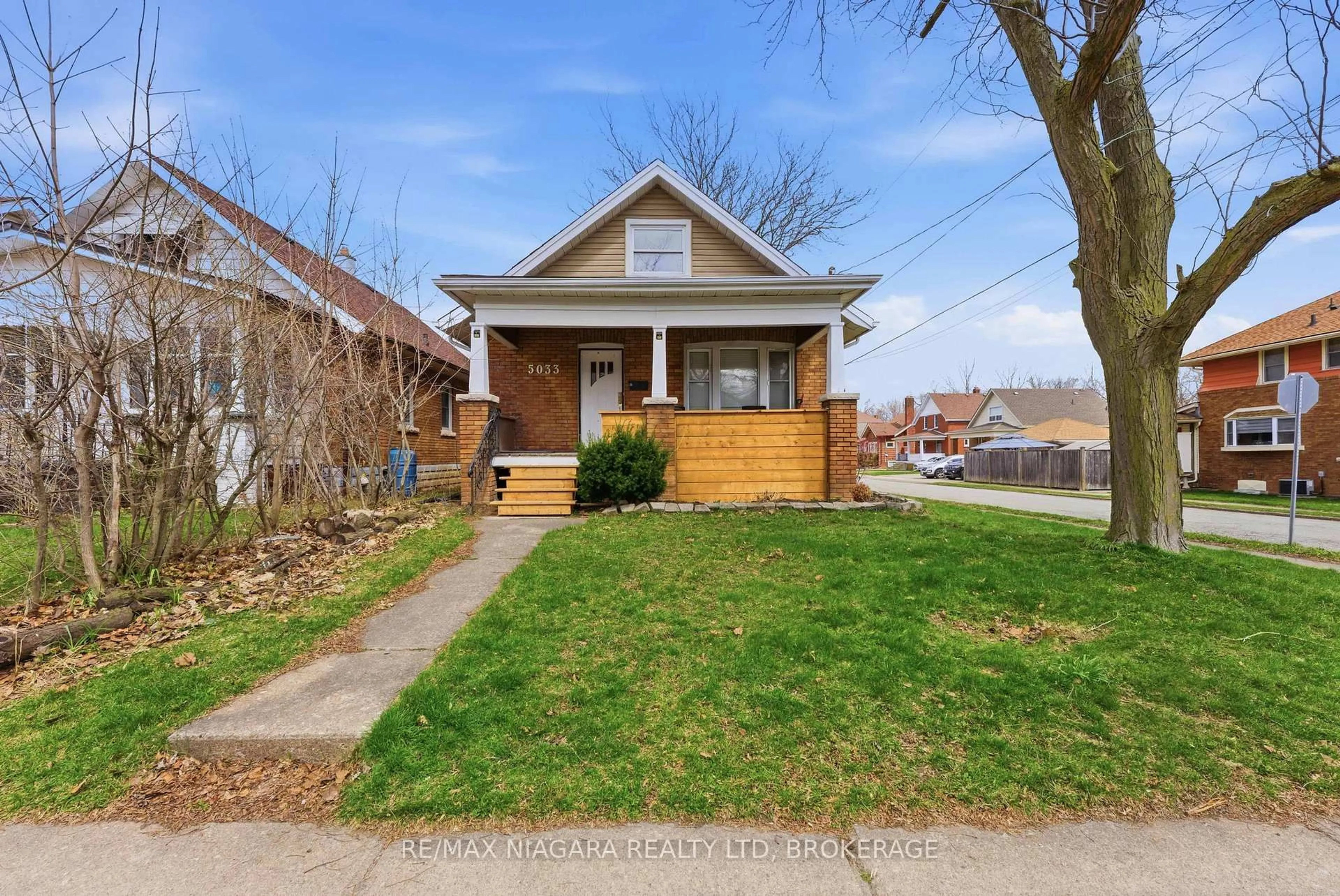 Home with brick exterior material, street for 5033 Willmott St, Niagara Falls Ontario L2E 2A2