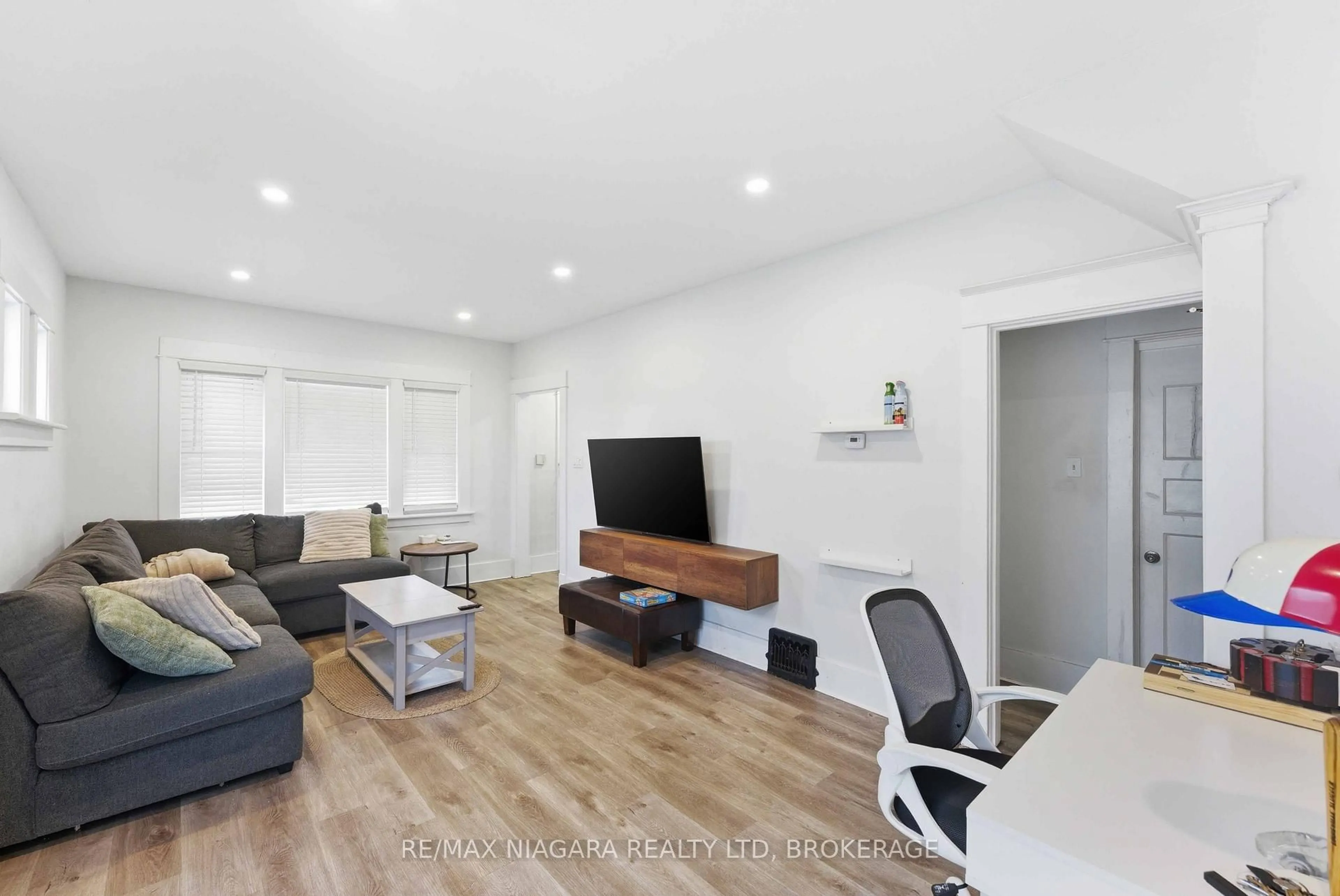 Living room with furniture, wood/laminate floor for 5033 Willmott St, Niagara Falls Ontario L2E 2A2