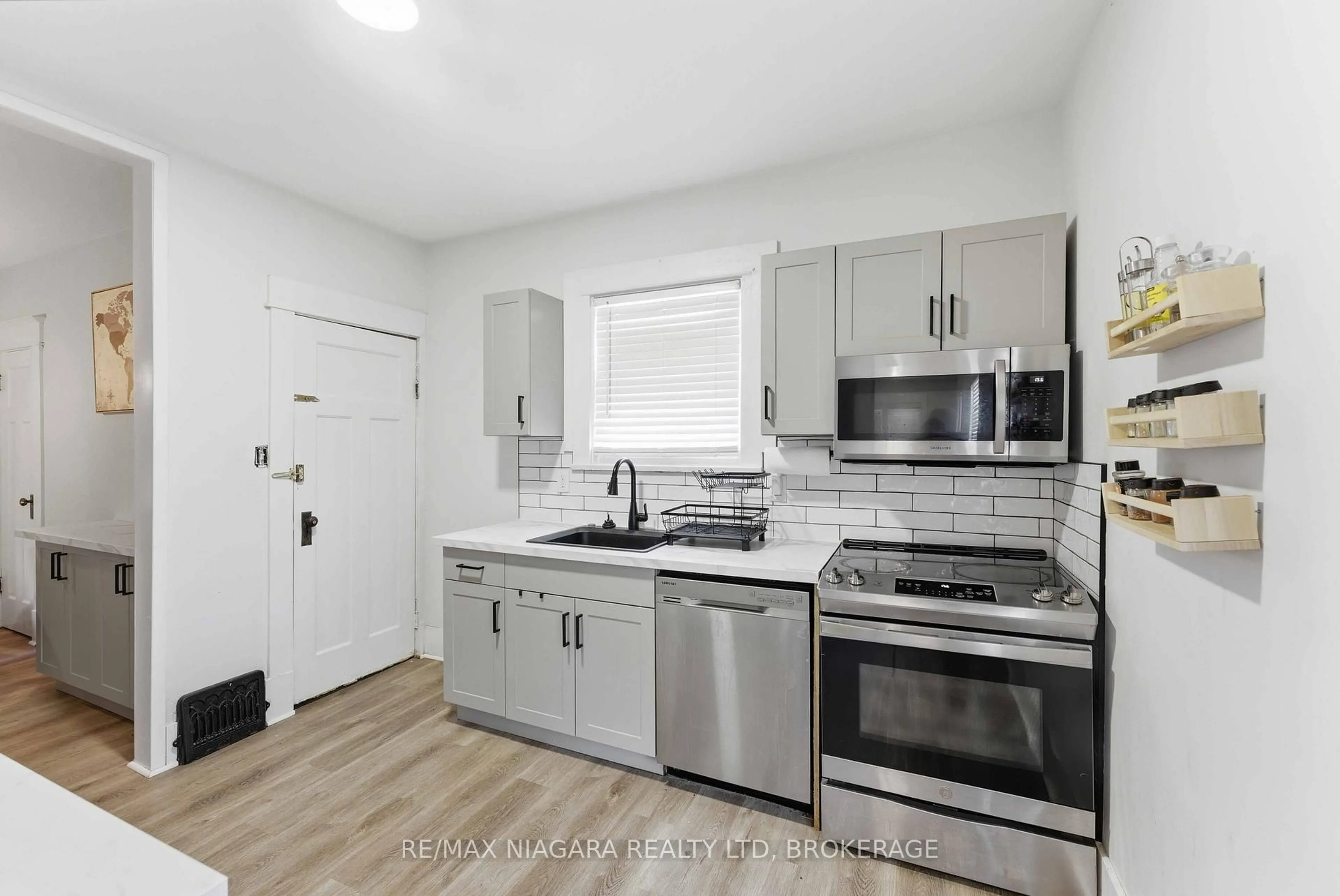 Standard kitchen, unknown for 5033 Willmott St, Niagara Falls Ontario L2E 2A2