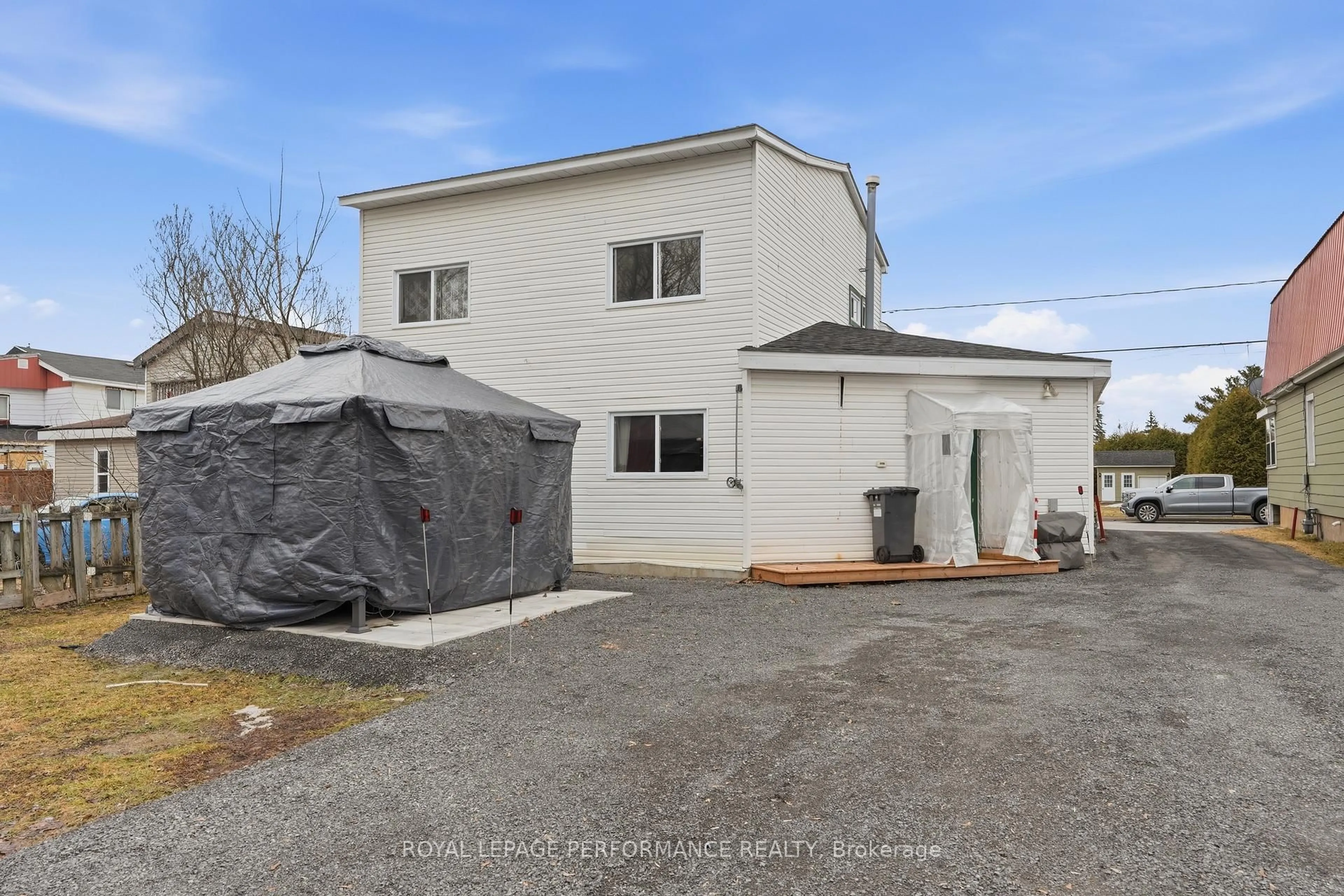 A pic from outside/outdoor area/front of a property/back of a property/a pic from drone, building for 415-417 Higginson St, Hawkesbury Ontario K6A 1G8