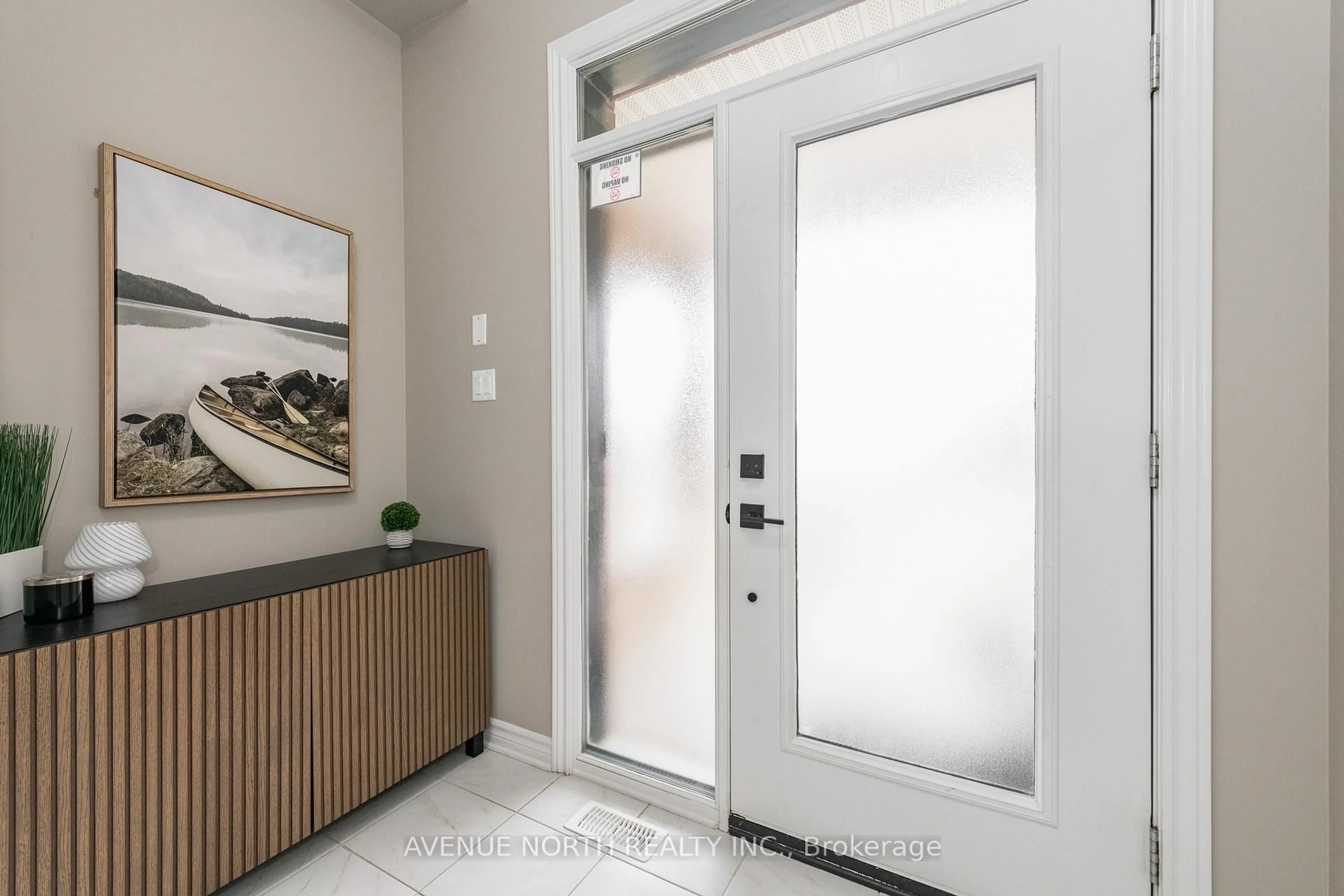 Indoor entryway for 707 Moonflower Cres, Ottawa Ontario K1T 0X8