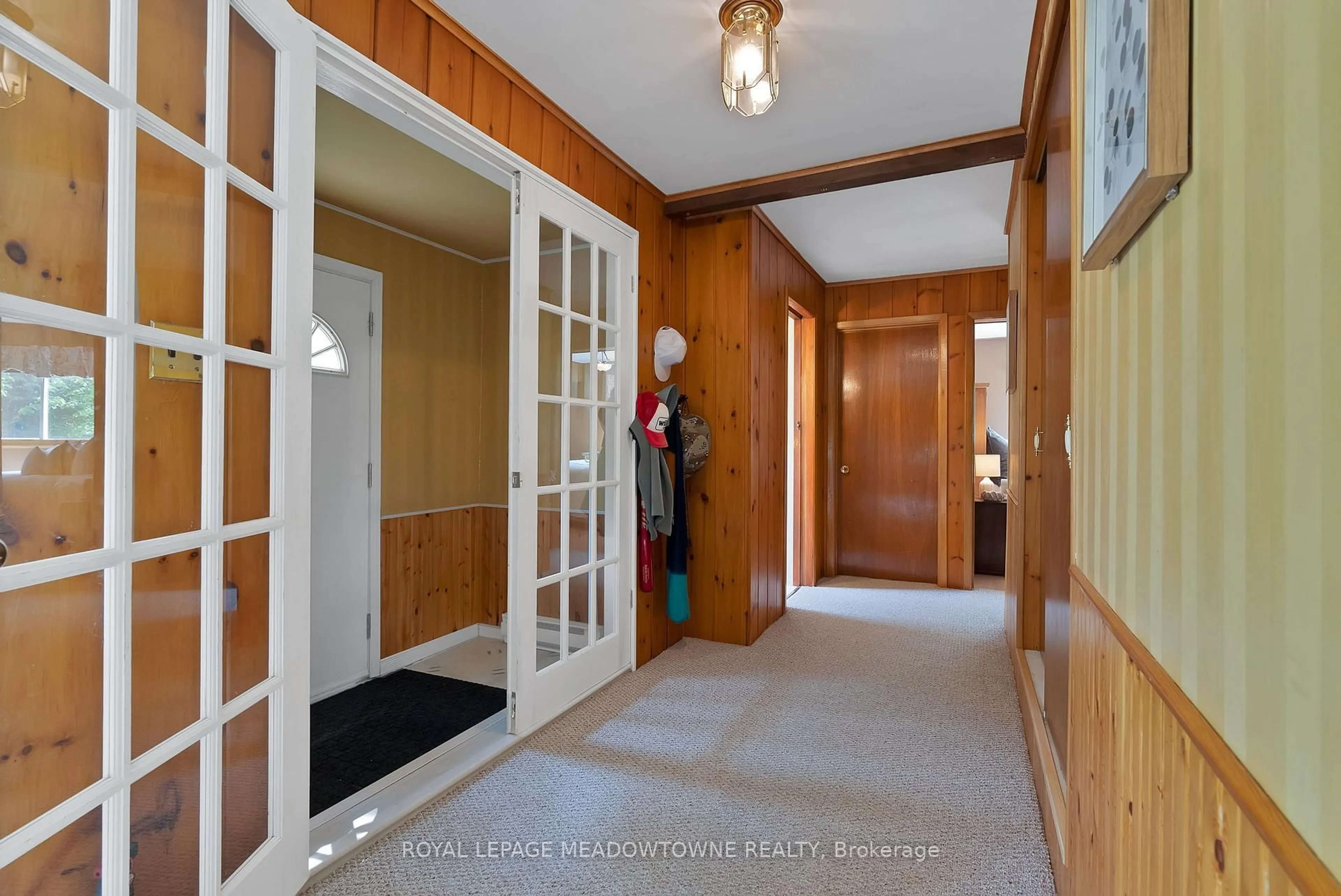 Indoor foyer for 46 Hawke Dr, Kawartha Lakes Ontario K0L 2W0