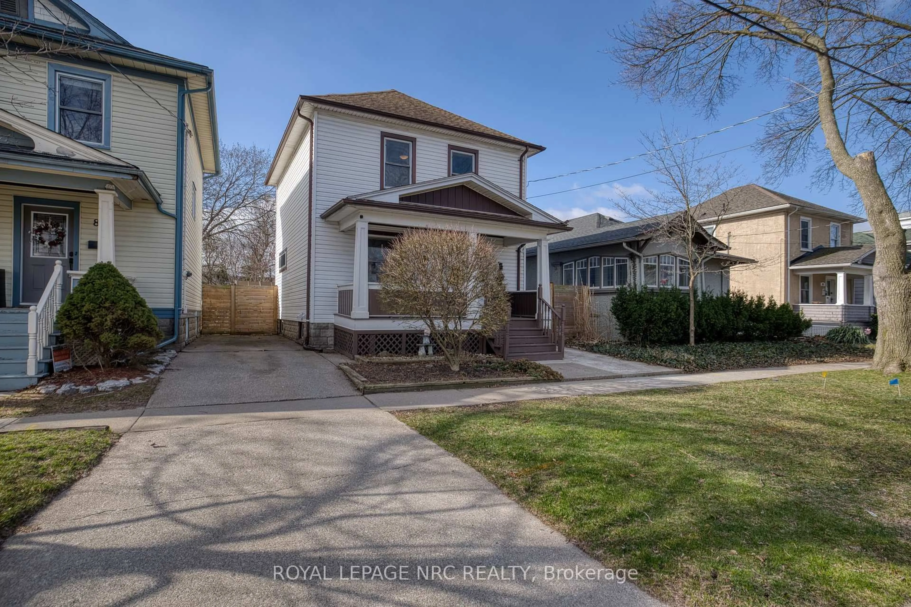 A pic from outside/outdoor area/front of a property/back of a property/a pic from drone, street for 78 RUSSELL Ave, St. Catharines Ontario L2R 1V7
