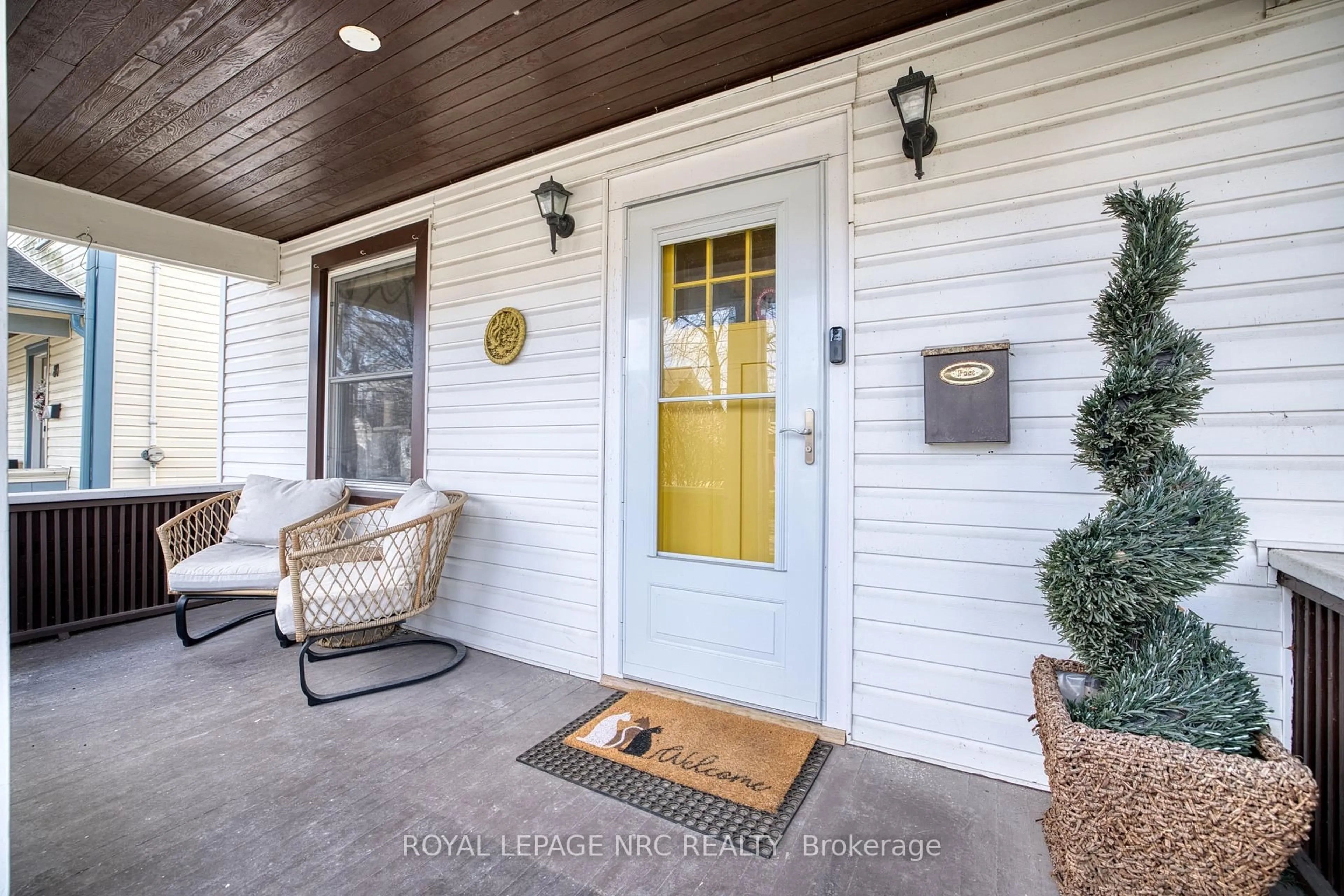 Indoor entryway for 78 RUSSELL Ave, St. Catharines Ontario L2R 1V7