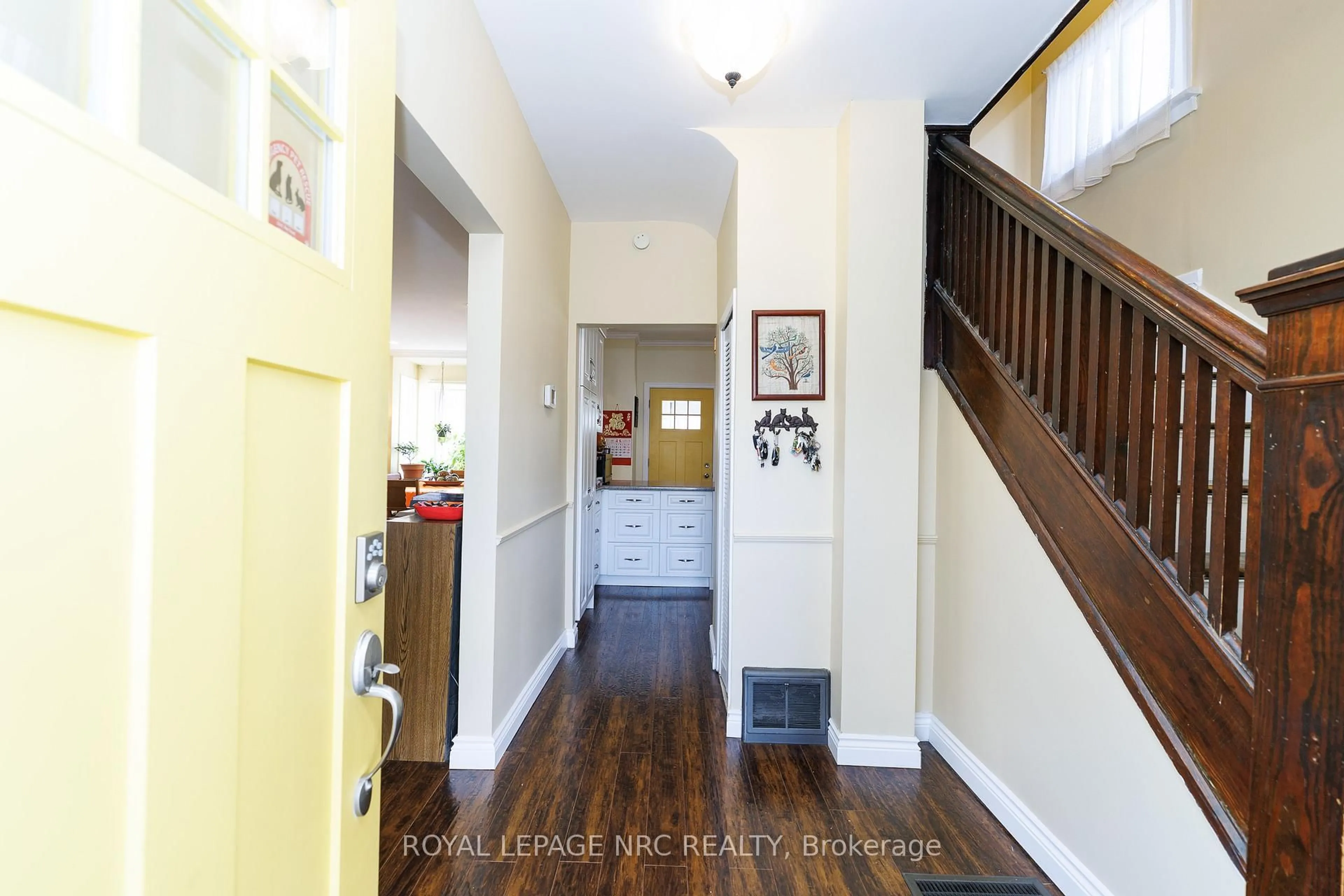 Indoor entryway for 78 RUSSELL Ave, St. Catharines Ontario L2R 1V7