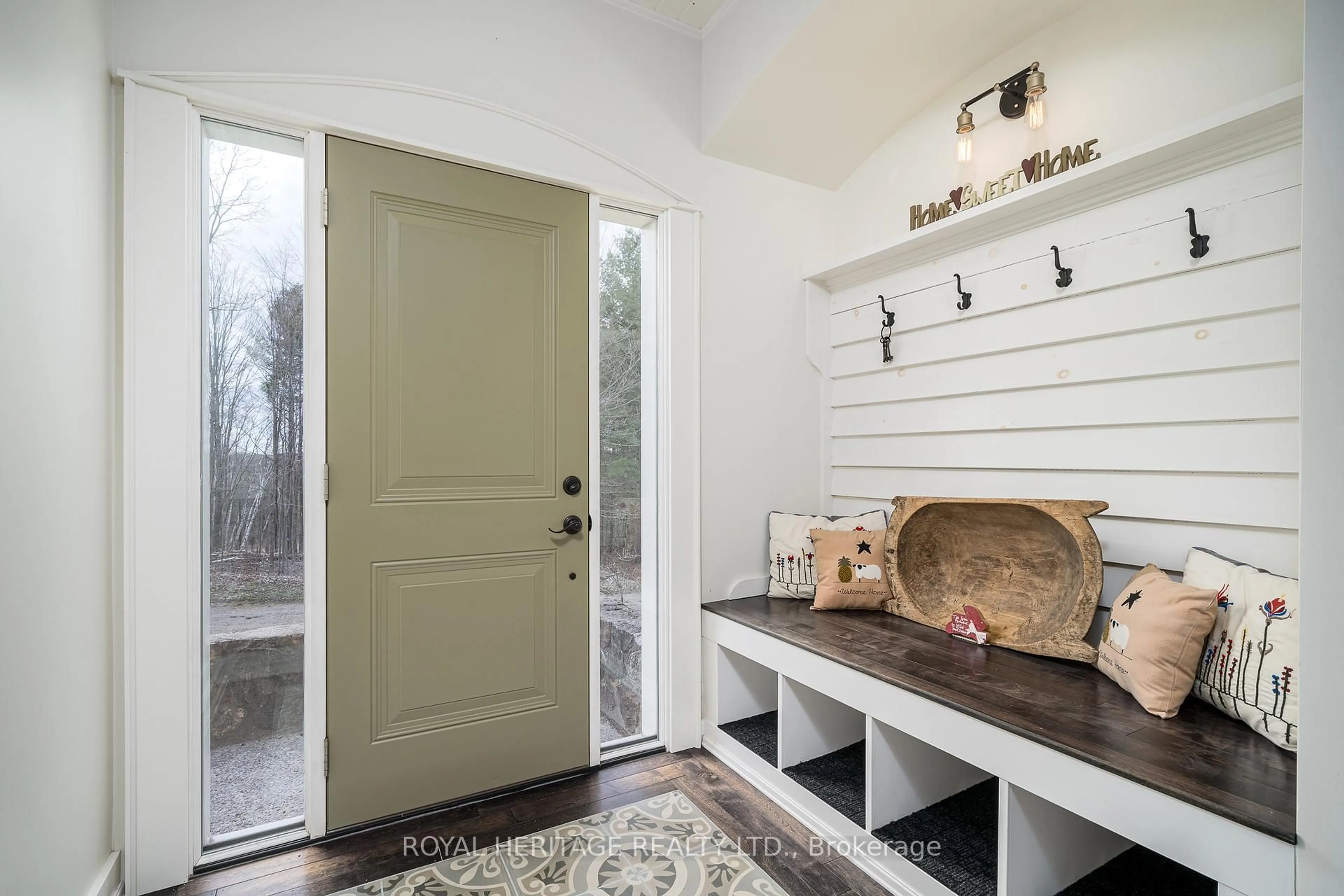 Indoor entryway for 699 Cooper Rd, Madoc Ontario K0K 2K0