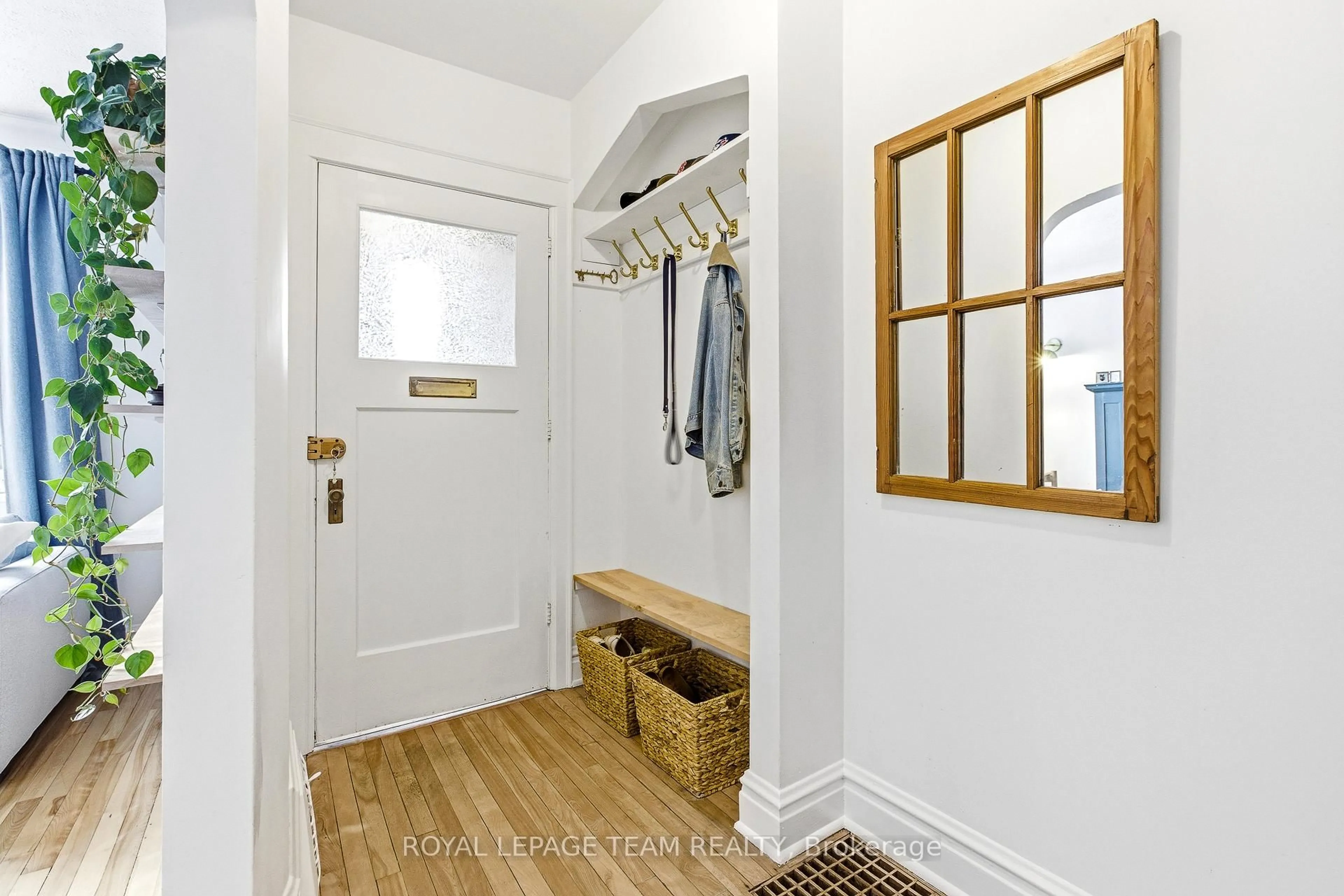 Indoor entryway for 45 Harmer Ave, Ottawa Ontario K1Y 0T5