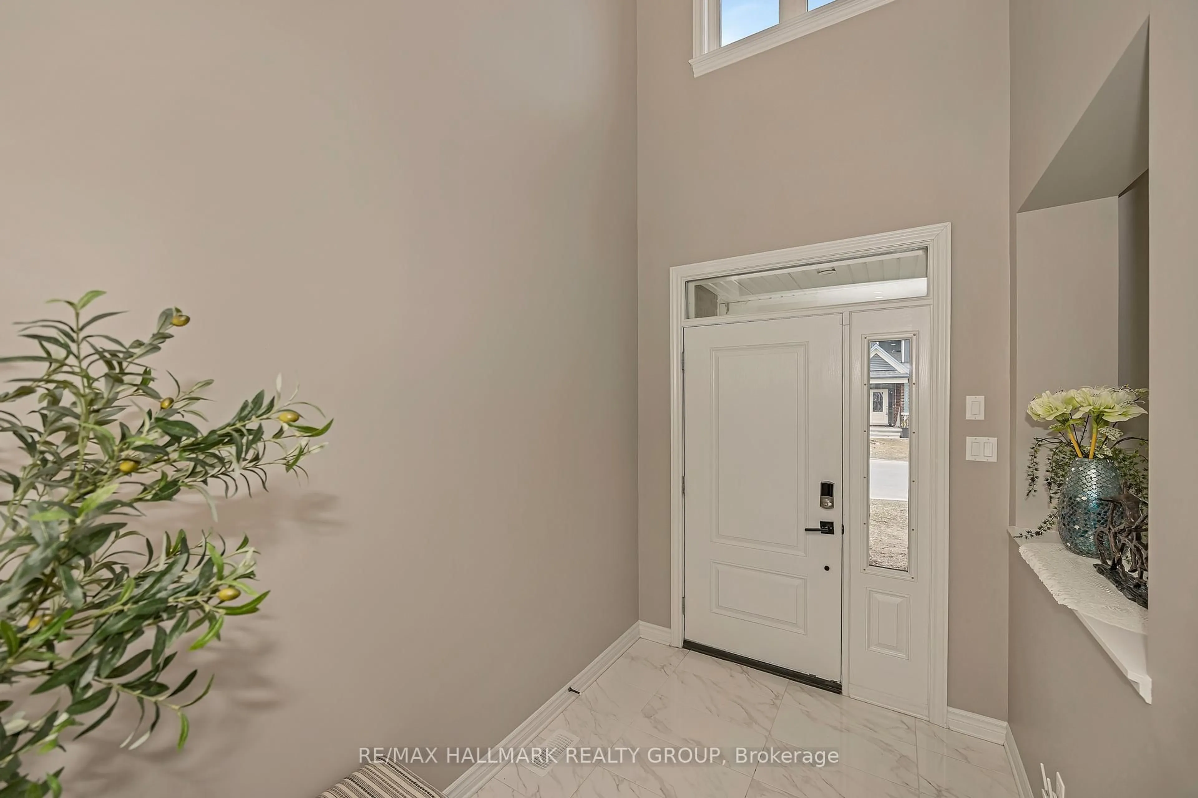 Indoor entryway for 210 Trollius Way, Ottawa Ontario K1T 0R7