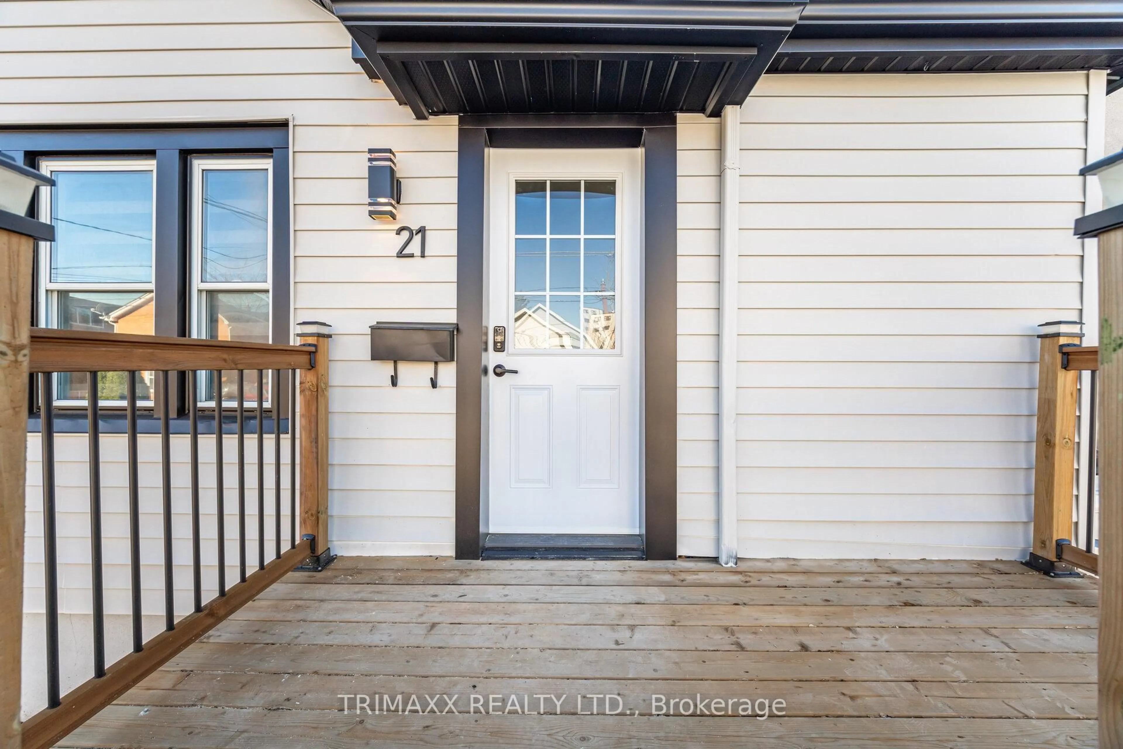 Indoor entryway for 21 Prince St, St. Catharines Ontario L2R 3X6
