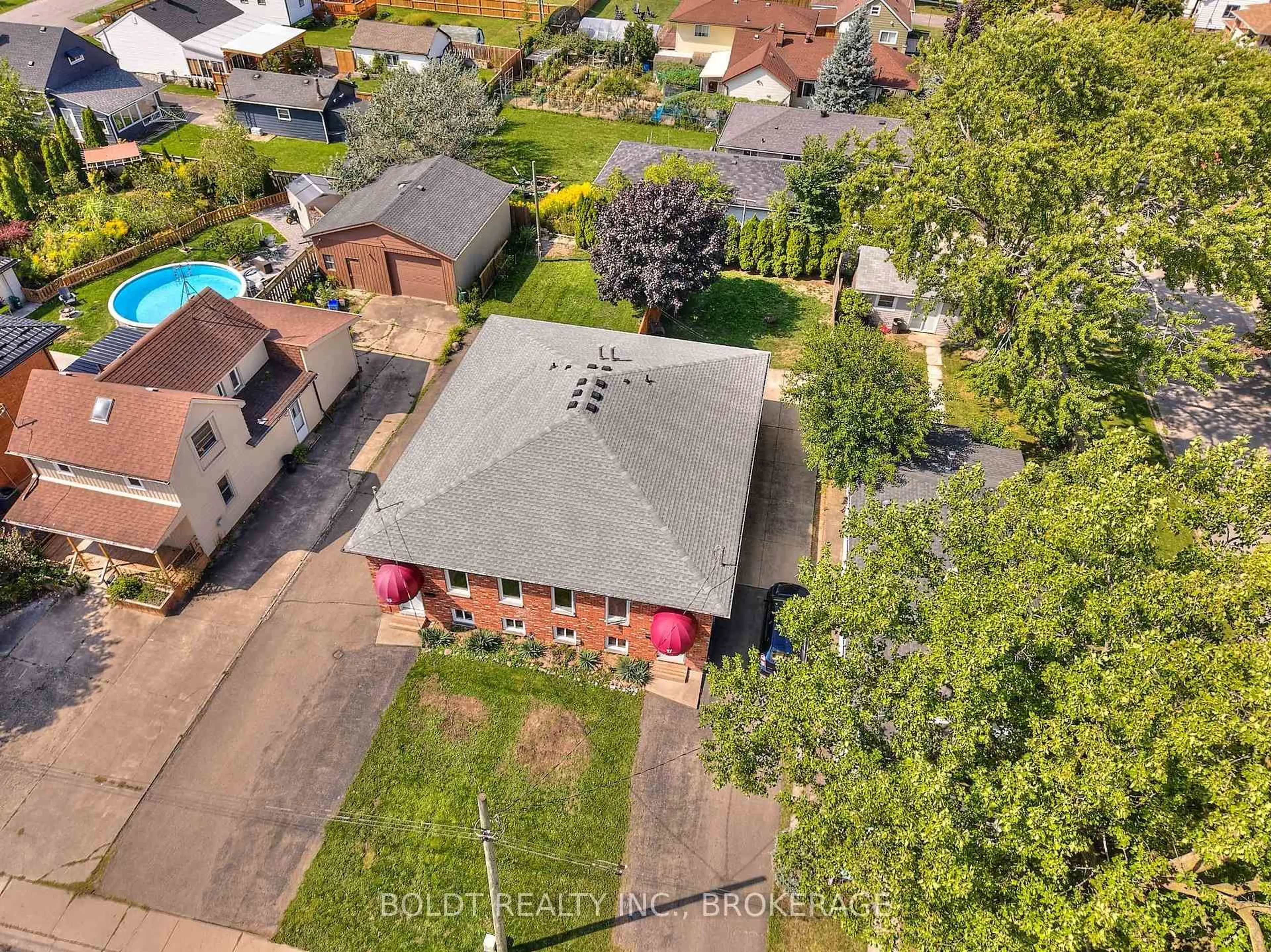 A pic from outside/outdoor area/front of a property/back of a property/a pic from drone, street for 17 Colborne St, Thorold Ontario L2V 3P8