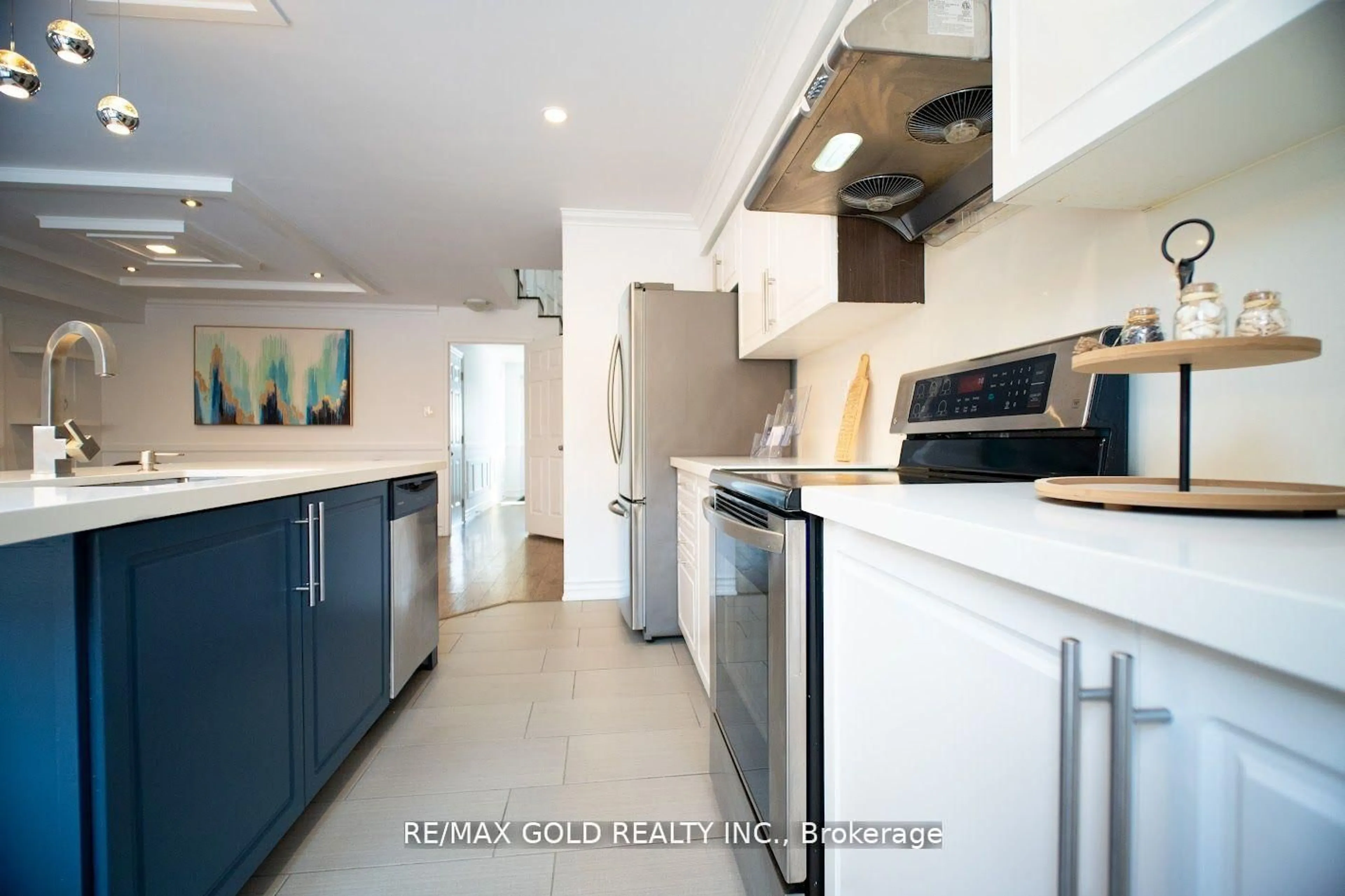 Open concept kitchen, ceramic/tile floor for 7702 Buckeye Cres, Niagara Falls Ontario L2H 0P2