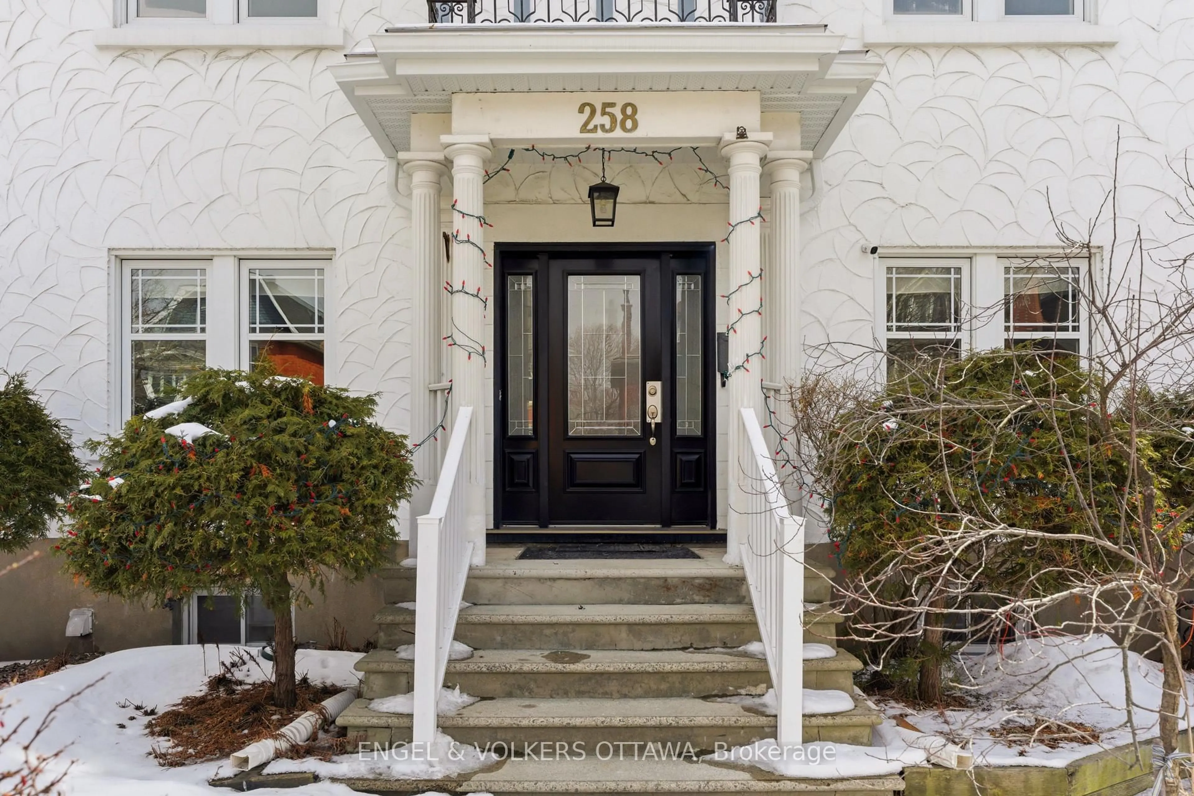 Indoor entryway for 258 Powell Ave, Ottawa Ontario K1S 2A5