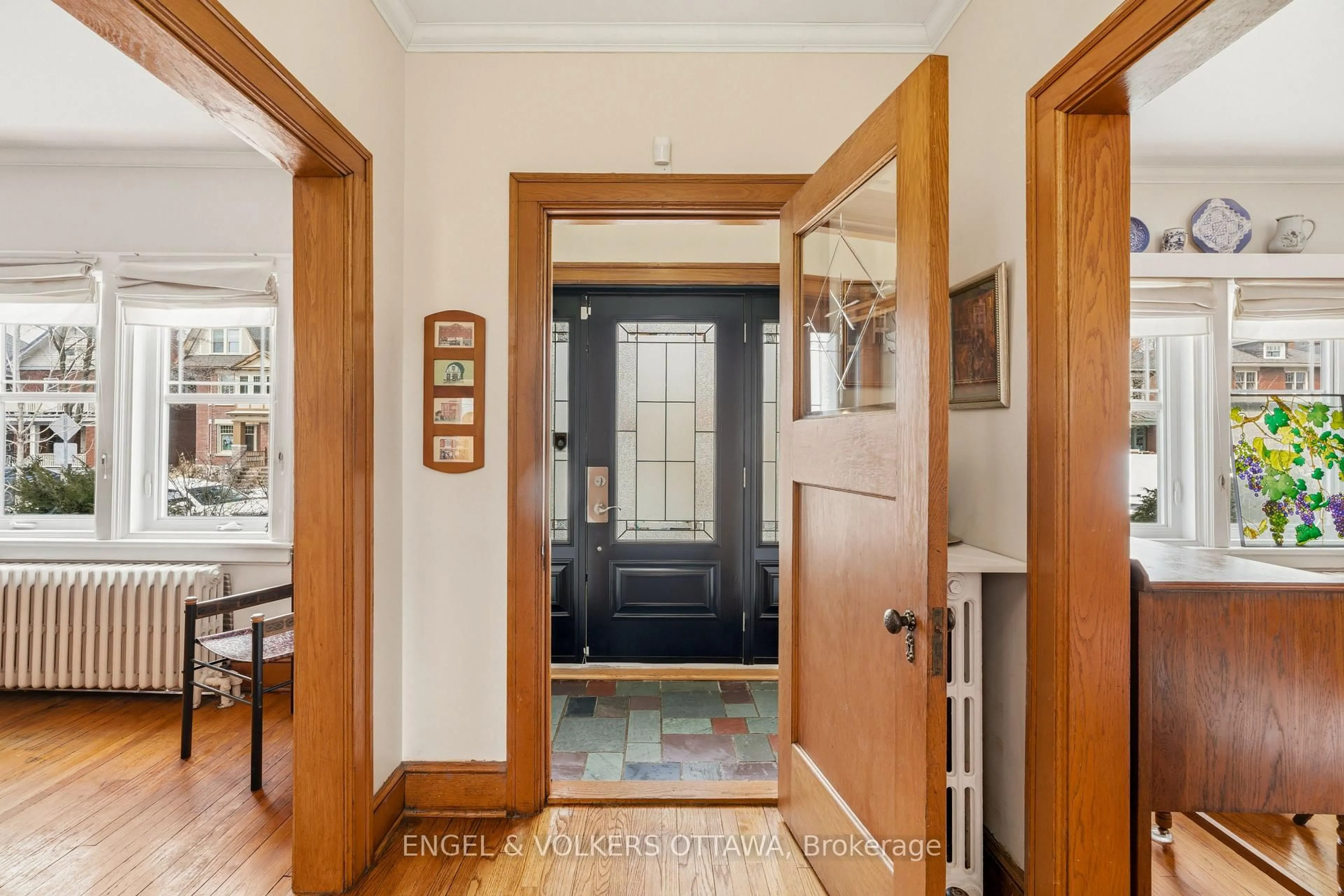 Indoor entryway for 258 Powell Ave, Ottawa Ontario K1S 2A5