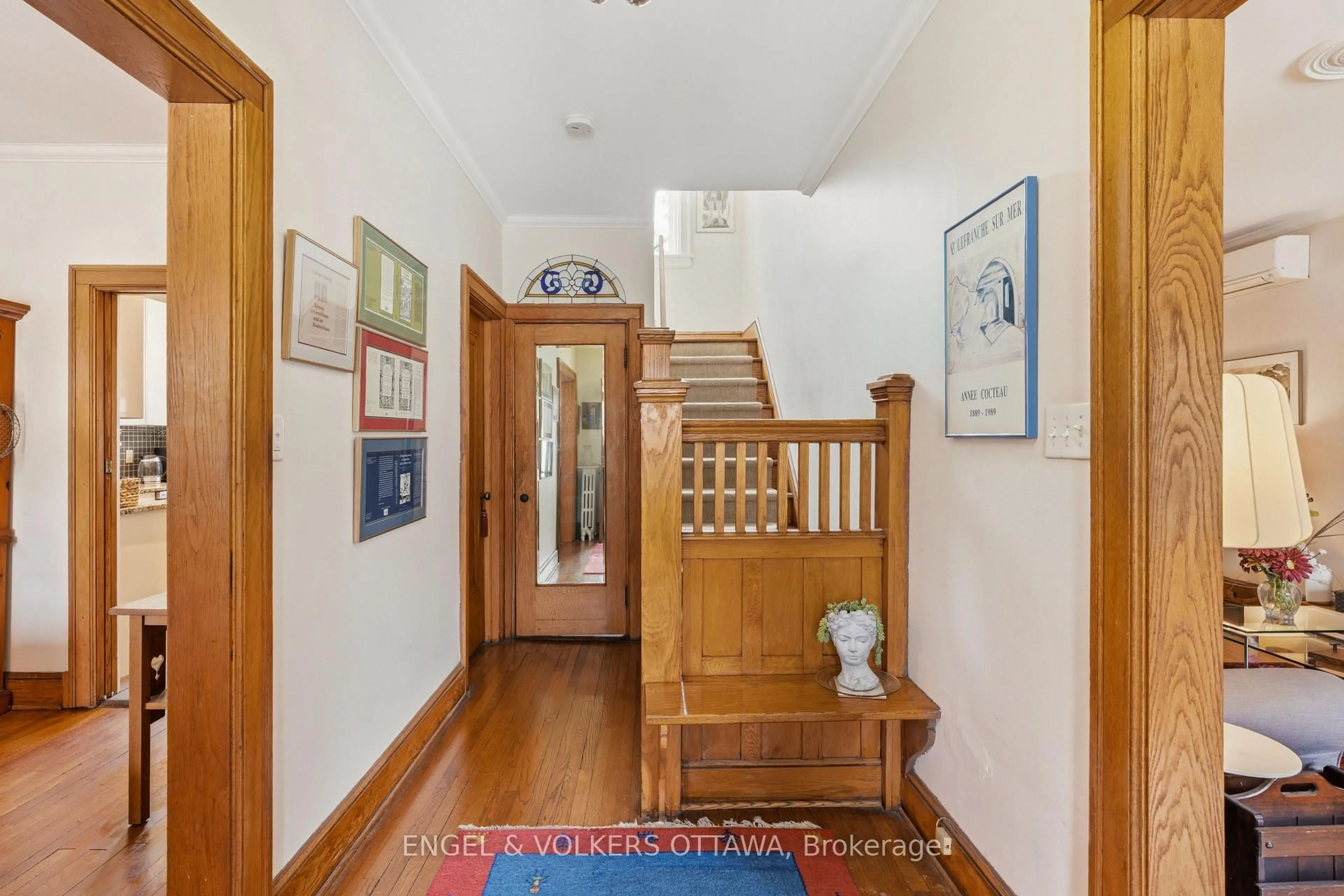 Indoor foyer for 258 Powell Ave, Ottawa Ontario K1S 2A5