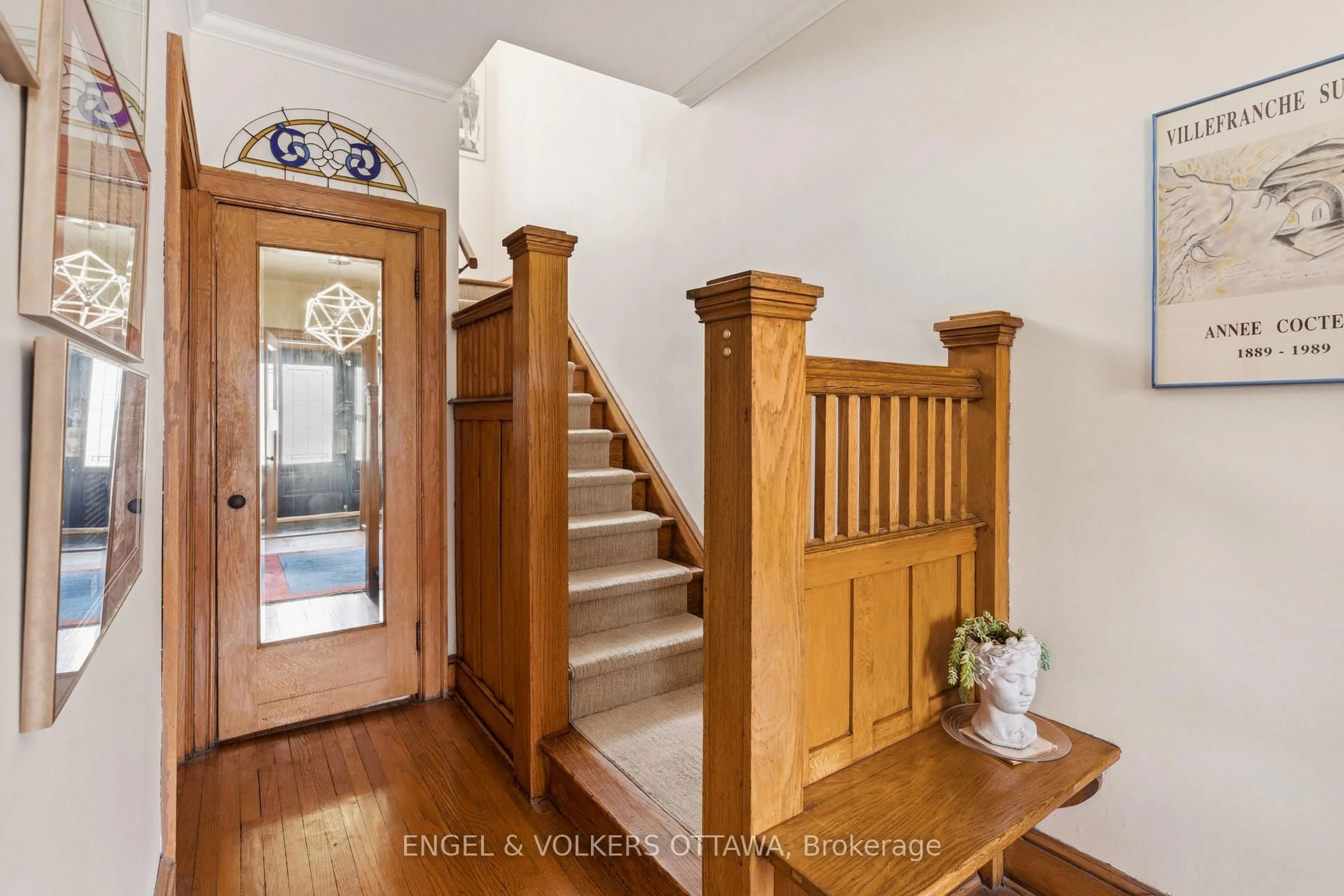 Indoor foyer for 258 Powell Ave, Ottawa Ontario K1S 2A5