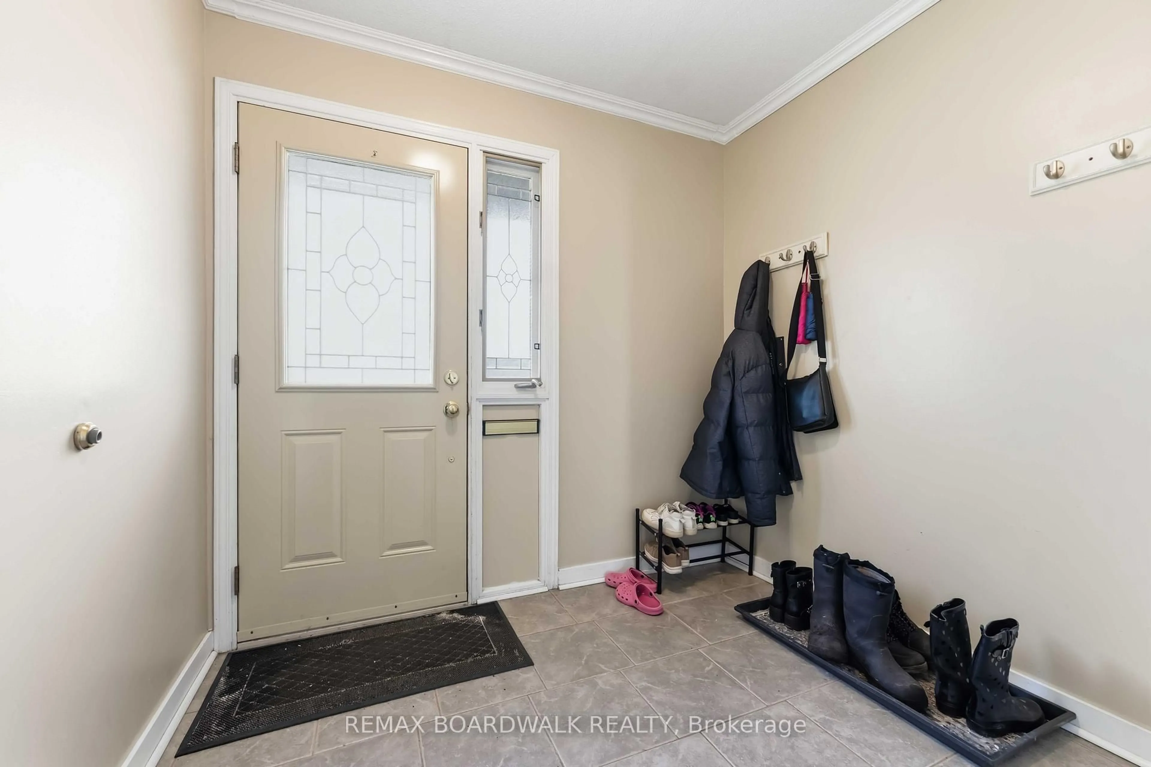 Indoor entryway for 1707 Meadowbrook Rd, Ottawa Ontario K1B 4W6