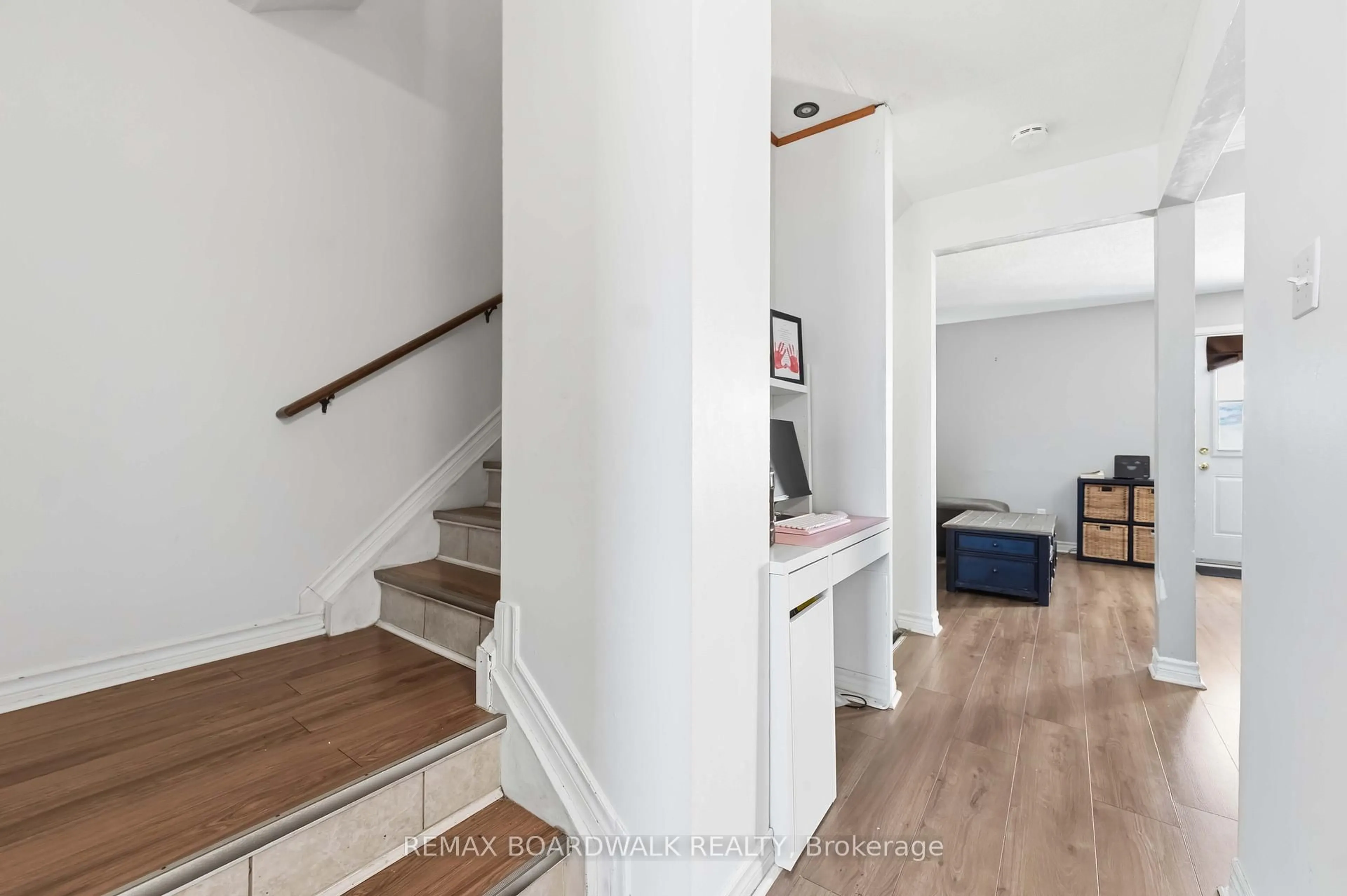 Indoor entryway for 1707 Meadowbrook Rd, Ottawa Ontario K1B 4W6