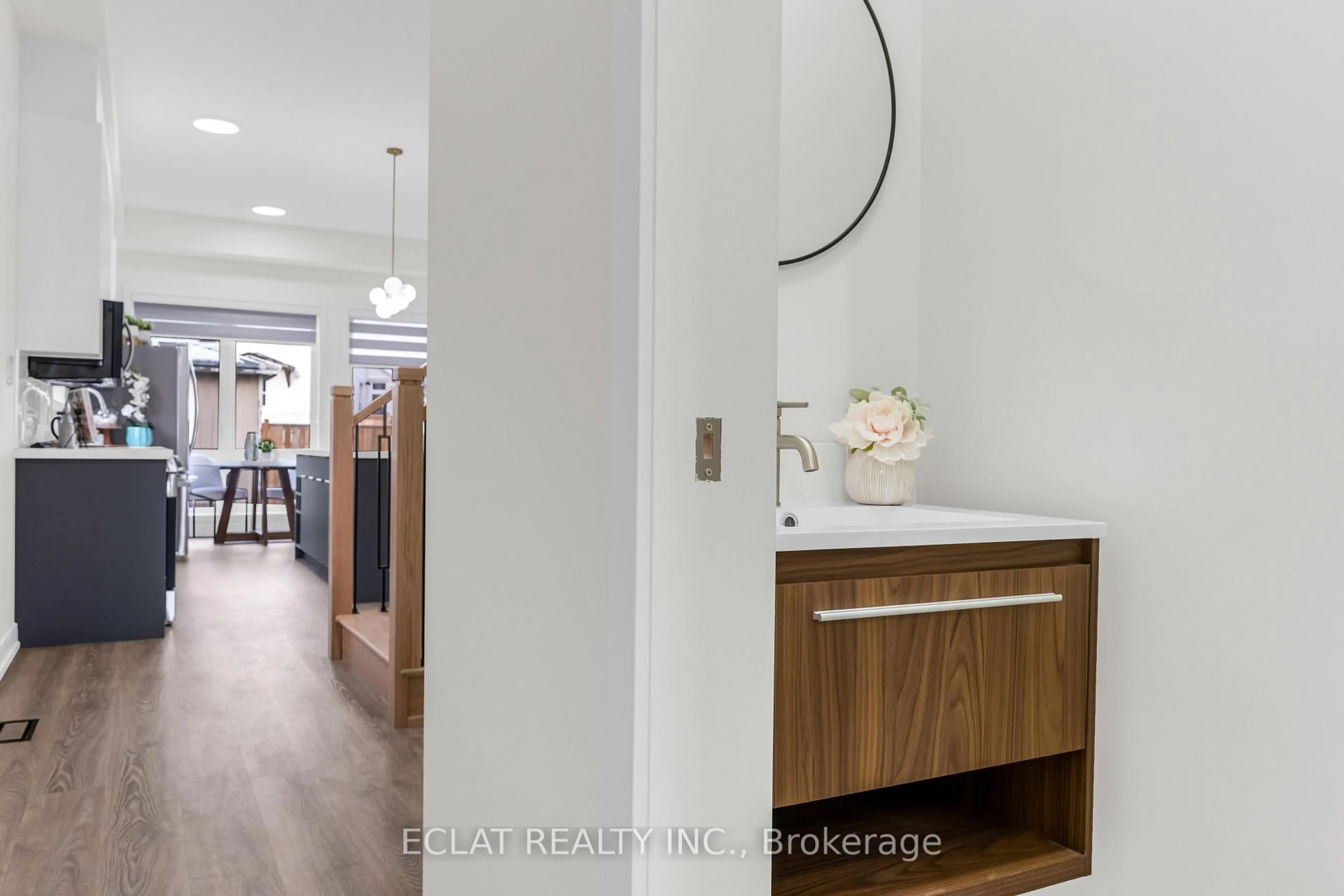 Indoor entryway for 154 Mill St, West Lincoln Ontario L0R 2A0