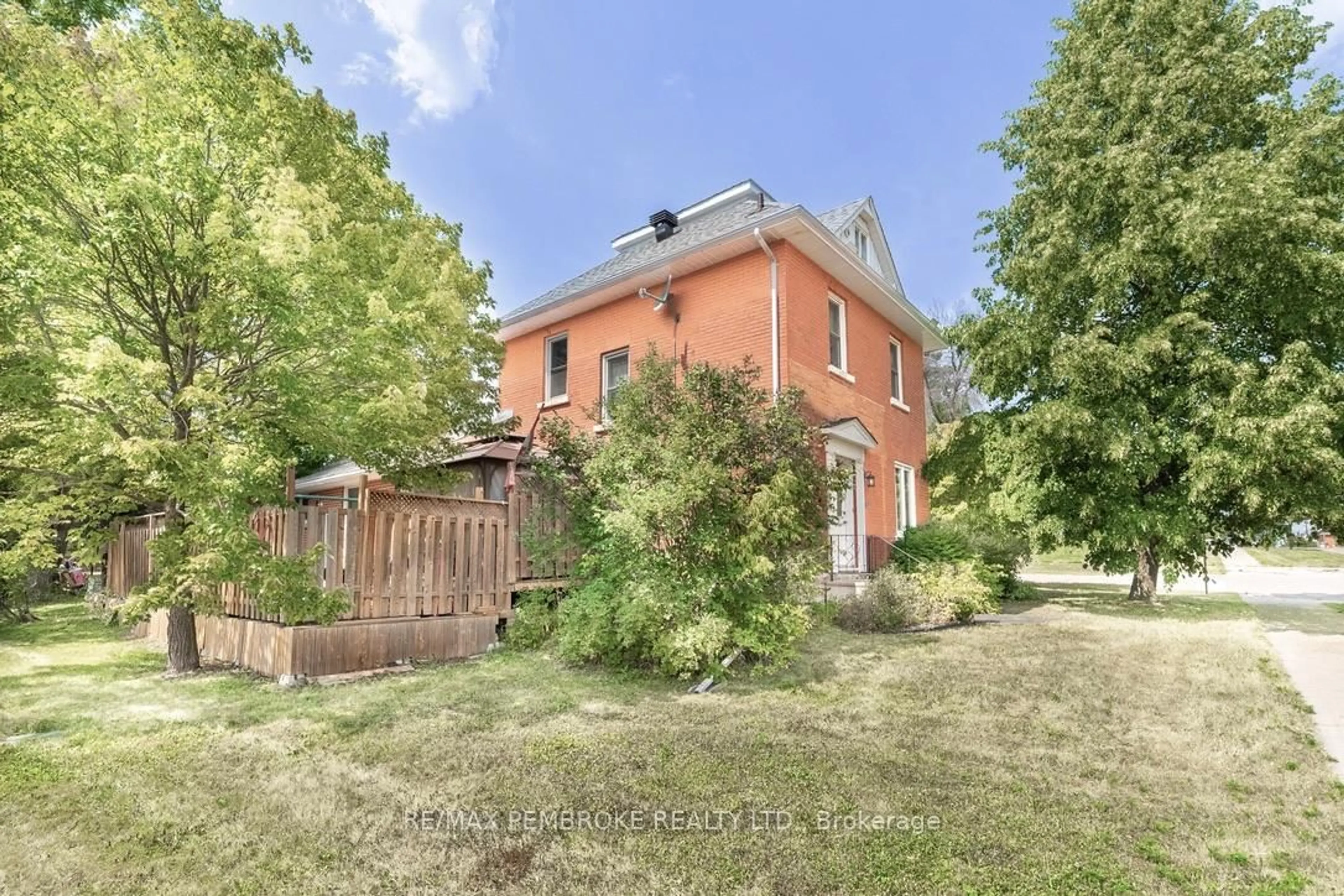 A pic from outside/outdoor area/front of a property/back of a property/a pic from drone, unknown for 402 Christie St, Pembroke Ontario K8A 4R9