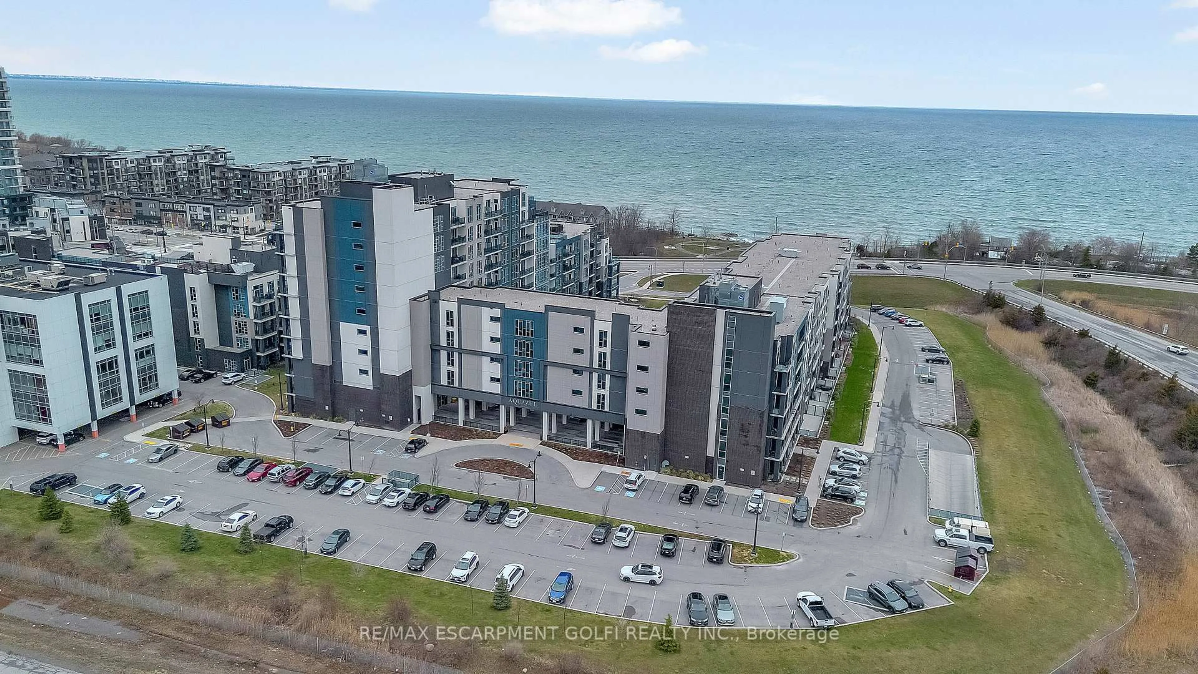 A pic from outside/outdoor area/front of a property/back of a property/a pic from drone, unknown for 16 Concord Pl #317, Grimsby Ontario L3M 4E8