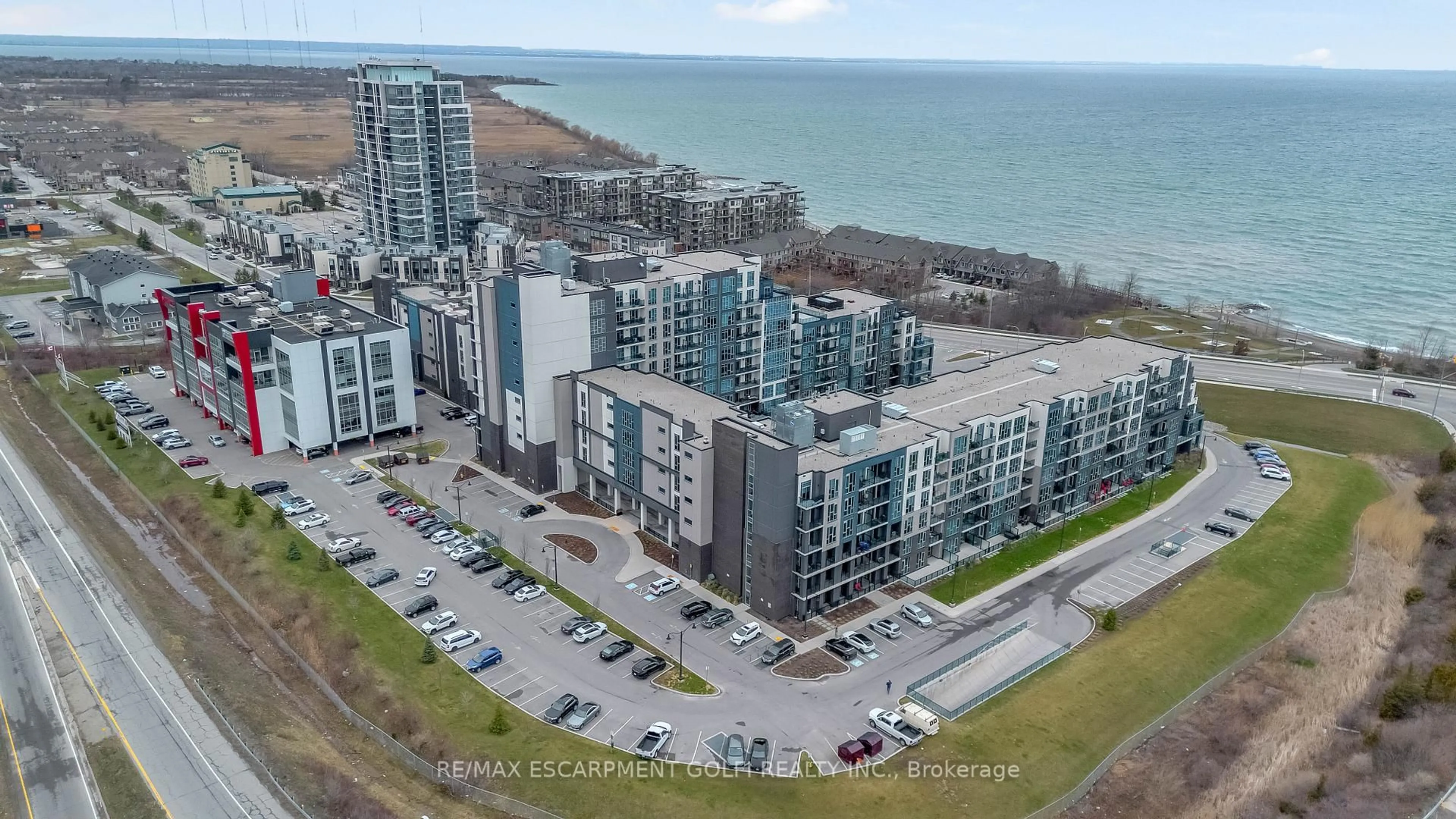 A pic from outside/outdoor area/front of a property/back of a property/a pic from drone, unknown for 16 Concord Pl #317, Grimsby Ontario L3M 4E8