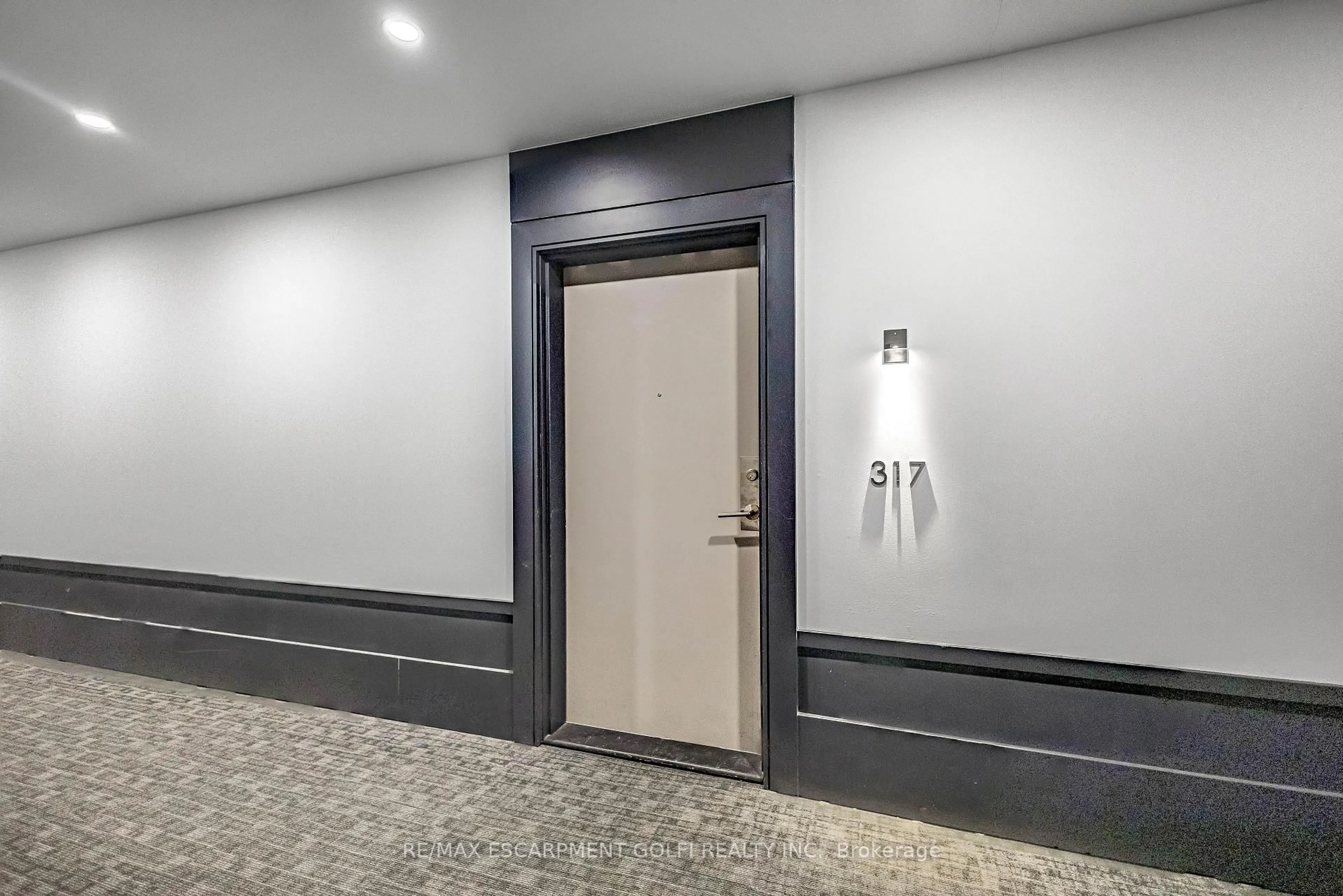 Indoor foyer for 16 Concord Pl #317, Grimsby Ontario L3M 4E8