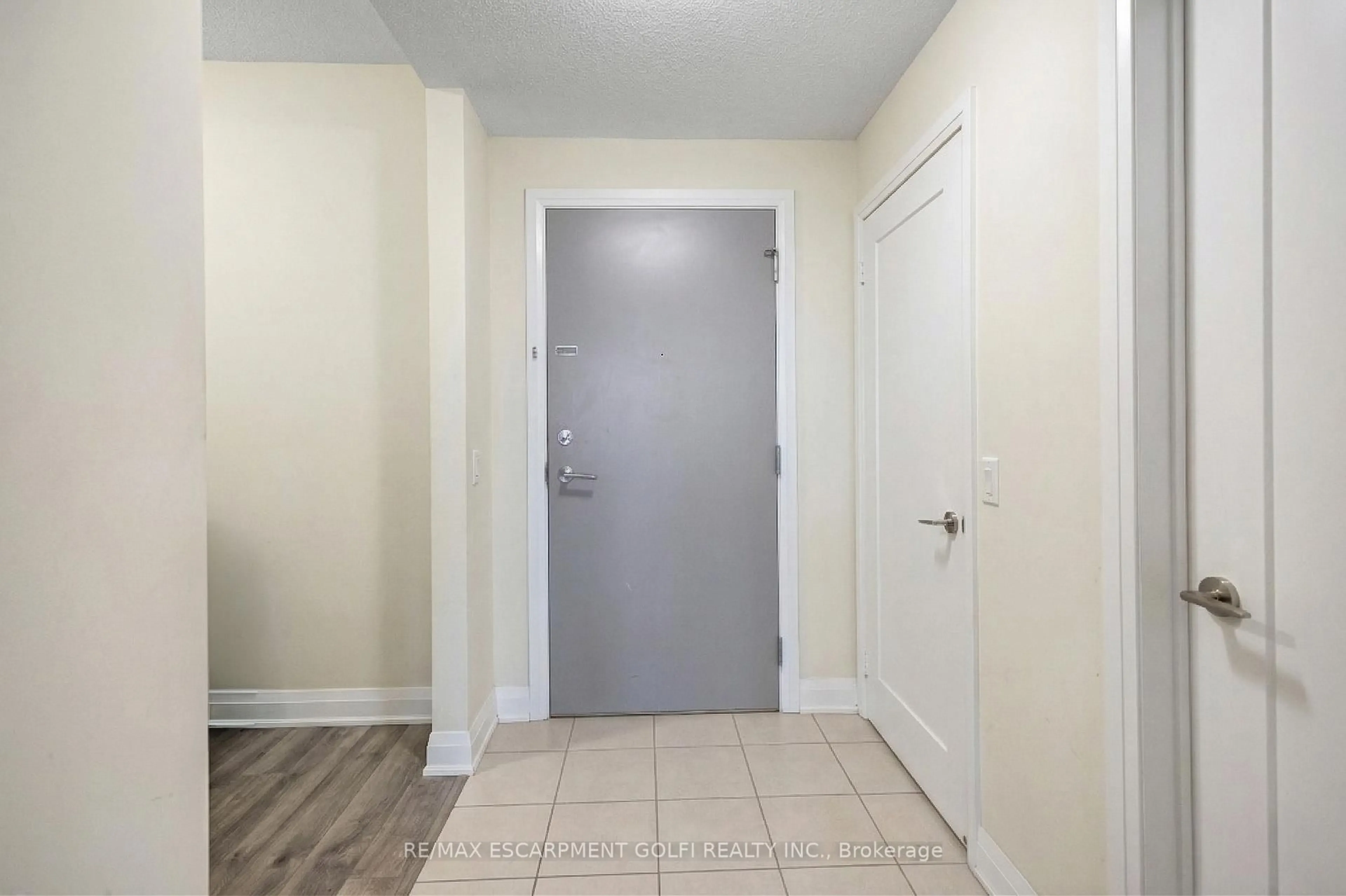 Indoor entryway for 16 Concord Pl #317, Grimsby Ontario L3M 4E8