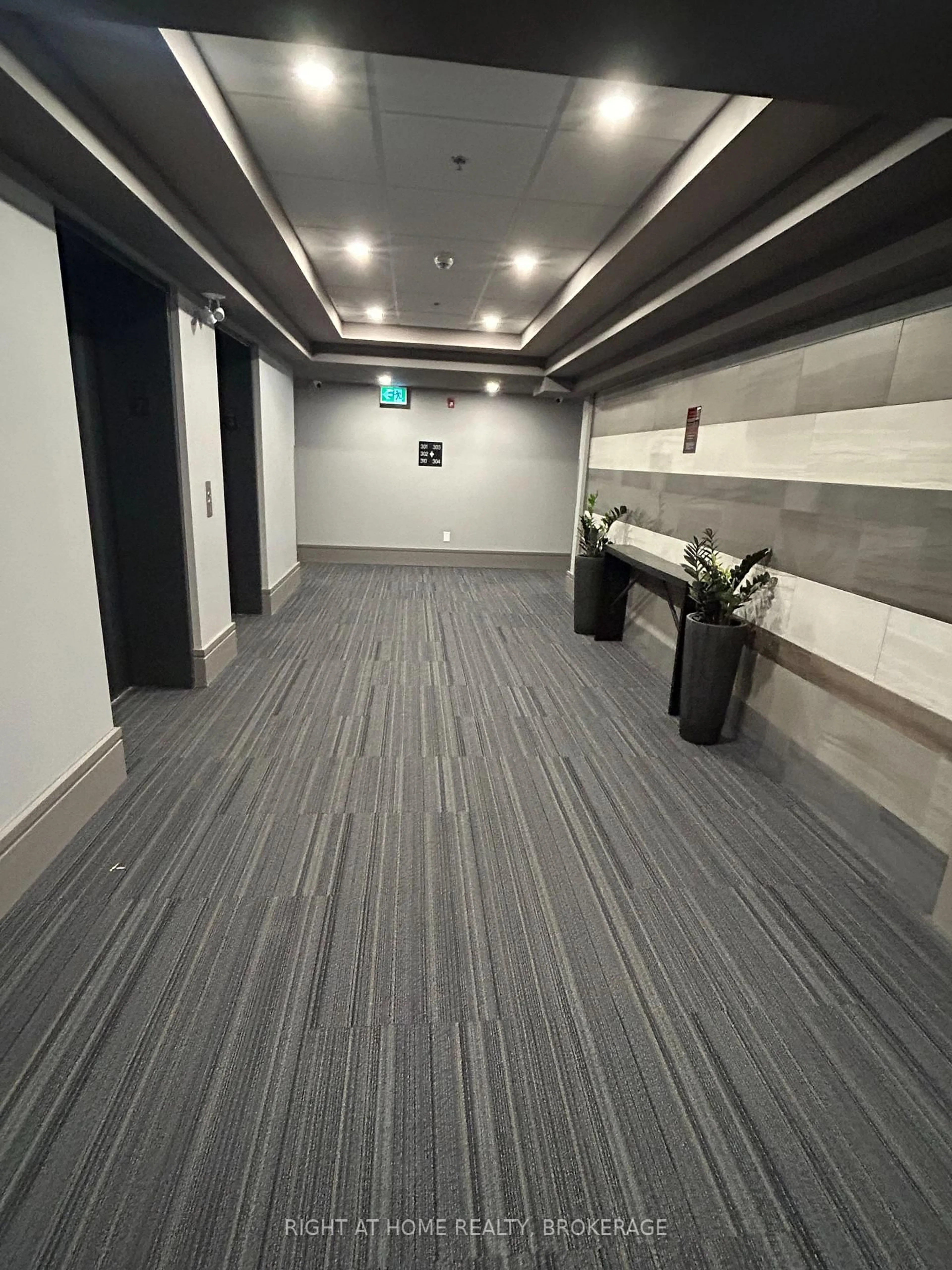 Indoor foyer for 300B FOURTH Ave #309, St. Catharines Ontario L2S 0E6