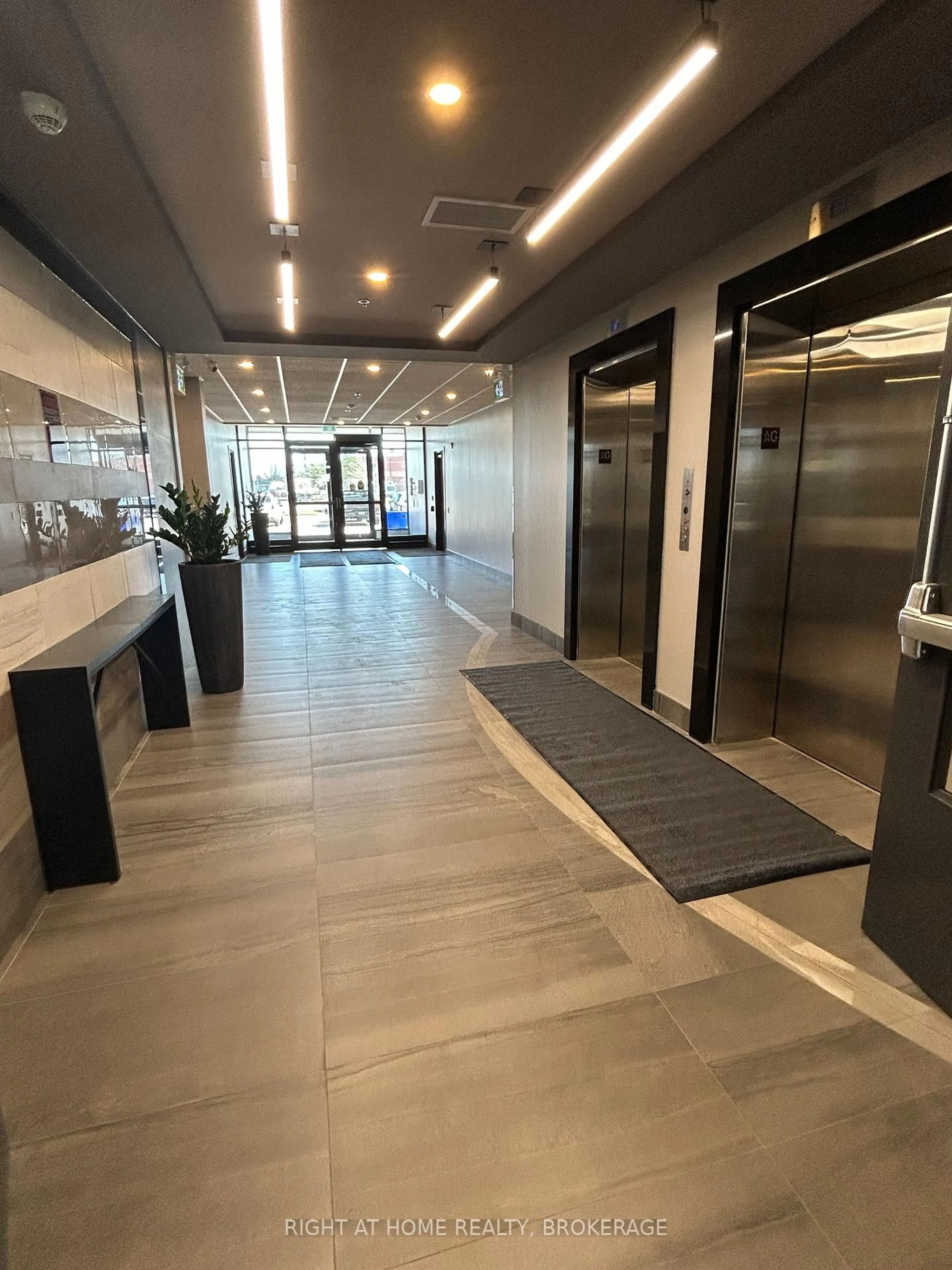 Indoor foyer for 300B FOURTH Ave #309, St. Catharines Ontario L2S 0E6